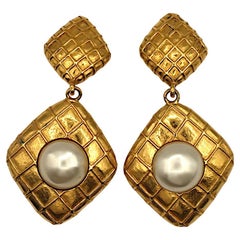 CHANEL Pendientes colgantes acolchados de losange vintage en tono dorado