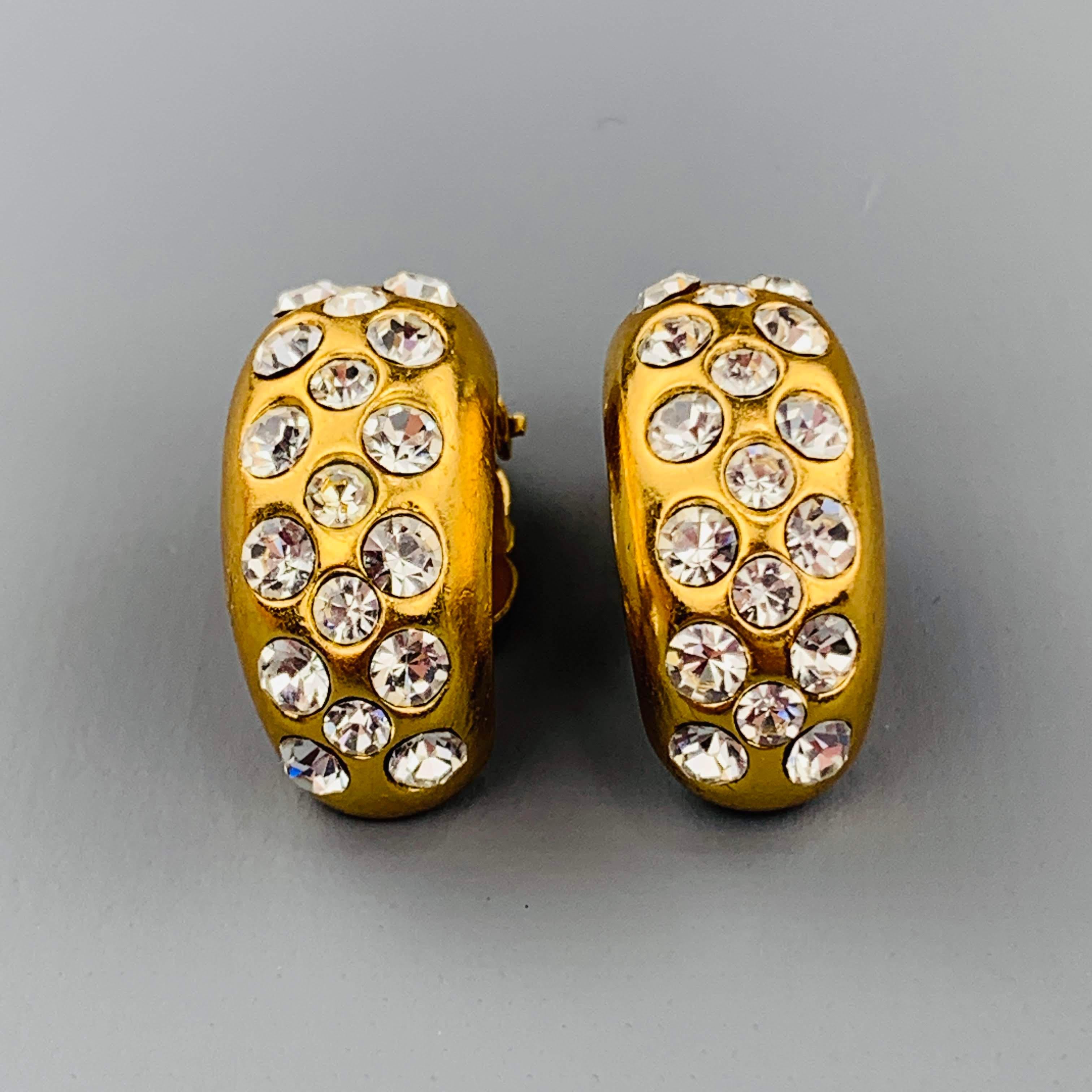 Vintage CHANEL Season 23 (Circa 1986-1992) clip on earrings come in yellow gold tone metal with a thick half hoop shape with clear rhinestones. Made in France.
 
Excellent Pre-Owned Condition.
Marked: 23
 
2.5 x 1 cm.