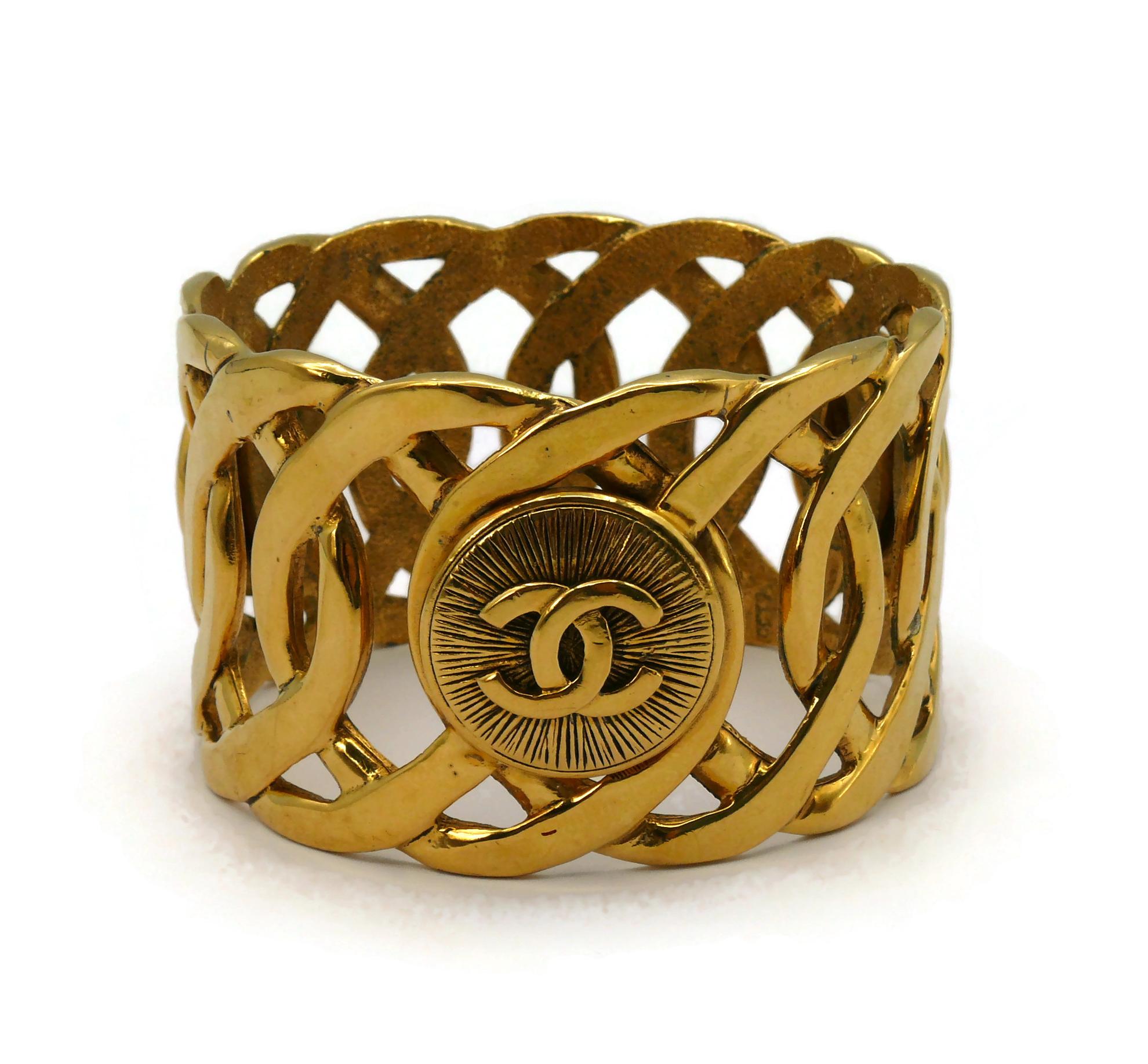 CHANEL Vintage Gold Tone Rigid Chain & CC Medallion Cuff Bracelet In Good Condition For Sale In Nice, FR