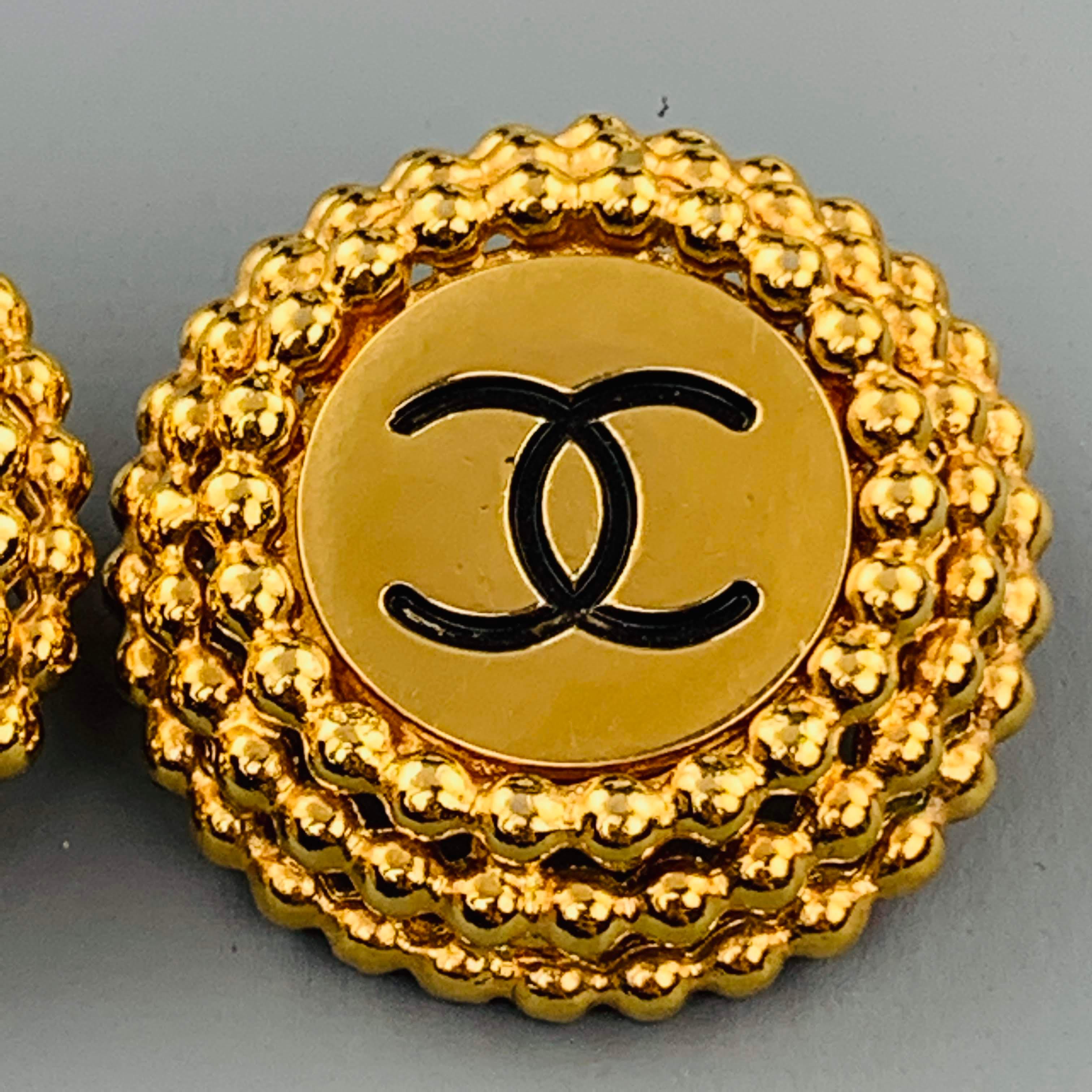 Vintage CHANEL (Circa 1954-1971) round clip on earrings come in yellow gold tone metal with a textured boarder and black CC logo center.
 
Excellent Pre-Owned Condition.
 
3.5 x 3.5 cm.