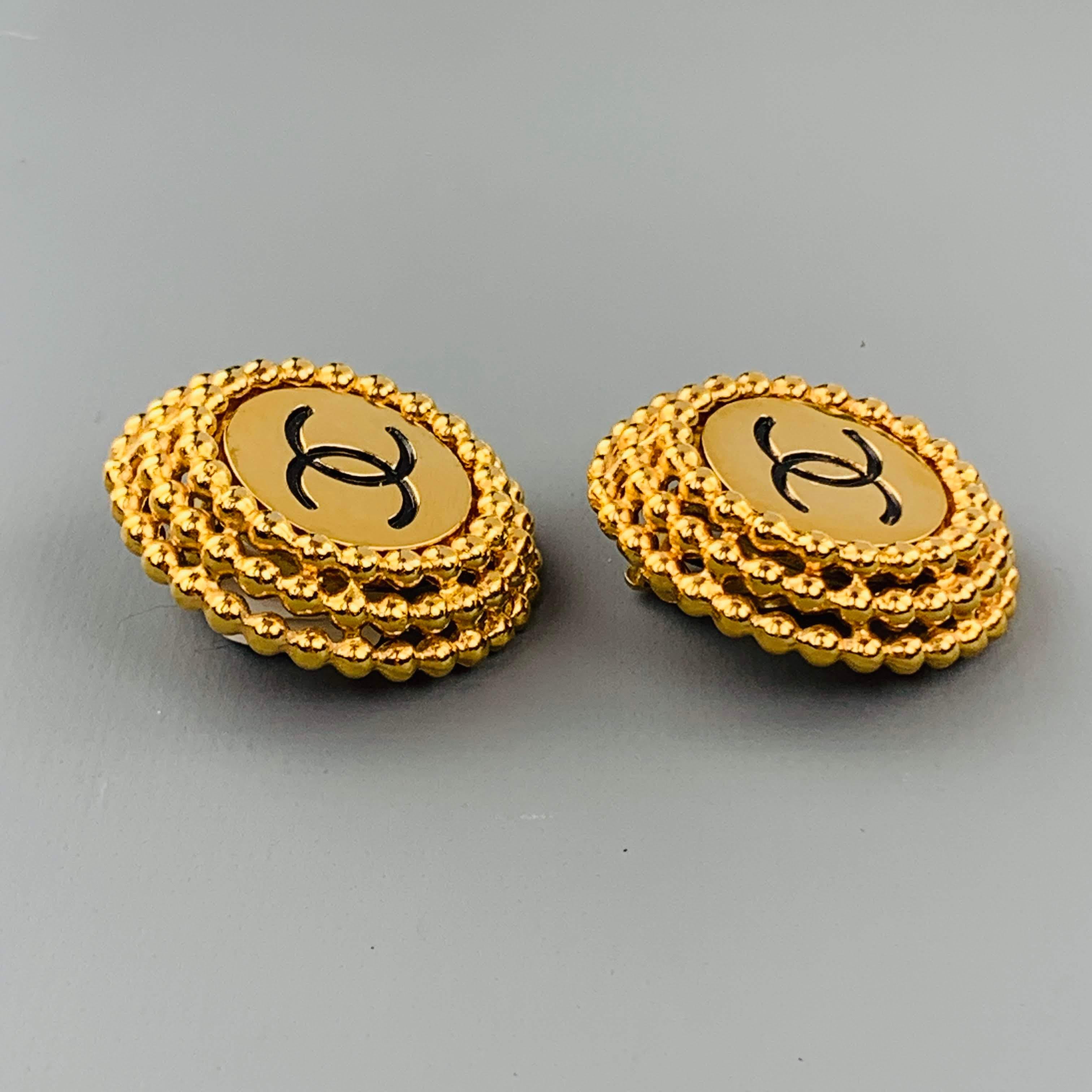 CHANEL VINTAGE Gold Tone Round Textured CC Clip On Earrings In Excellent Condition In San Francisco, CA