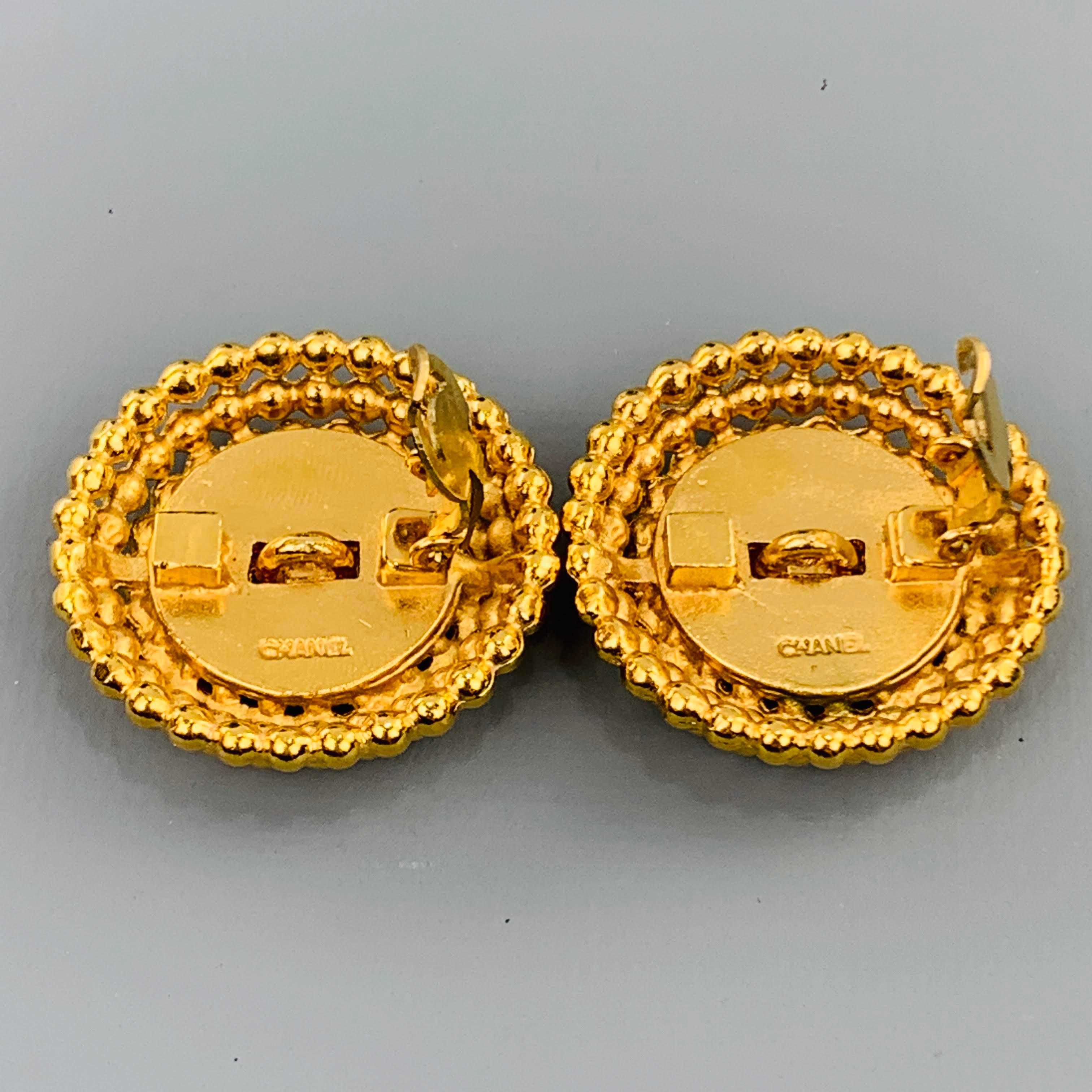 Women's CHANEL VINTAGE Gold Tone Round Textured CC Clip On Earrings