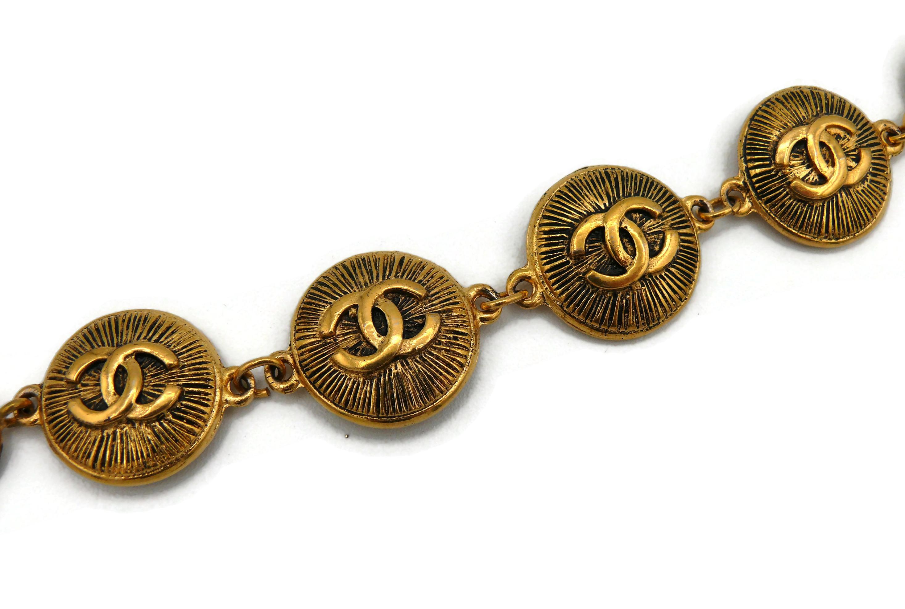 CHANEL Vintage Gold Tone Sunburst CC Coin Link Bracelet In Good Condition For Sale In Nice, FR