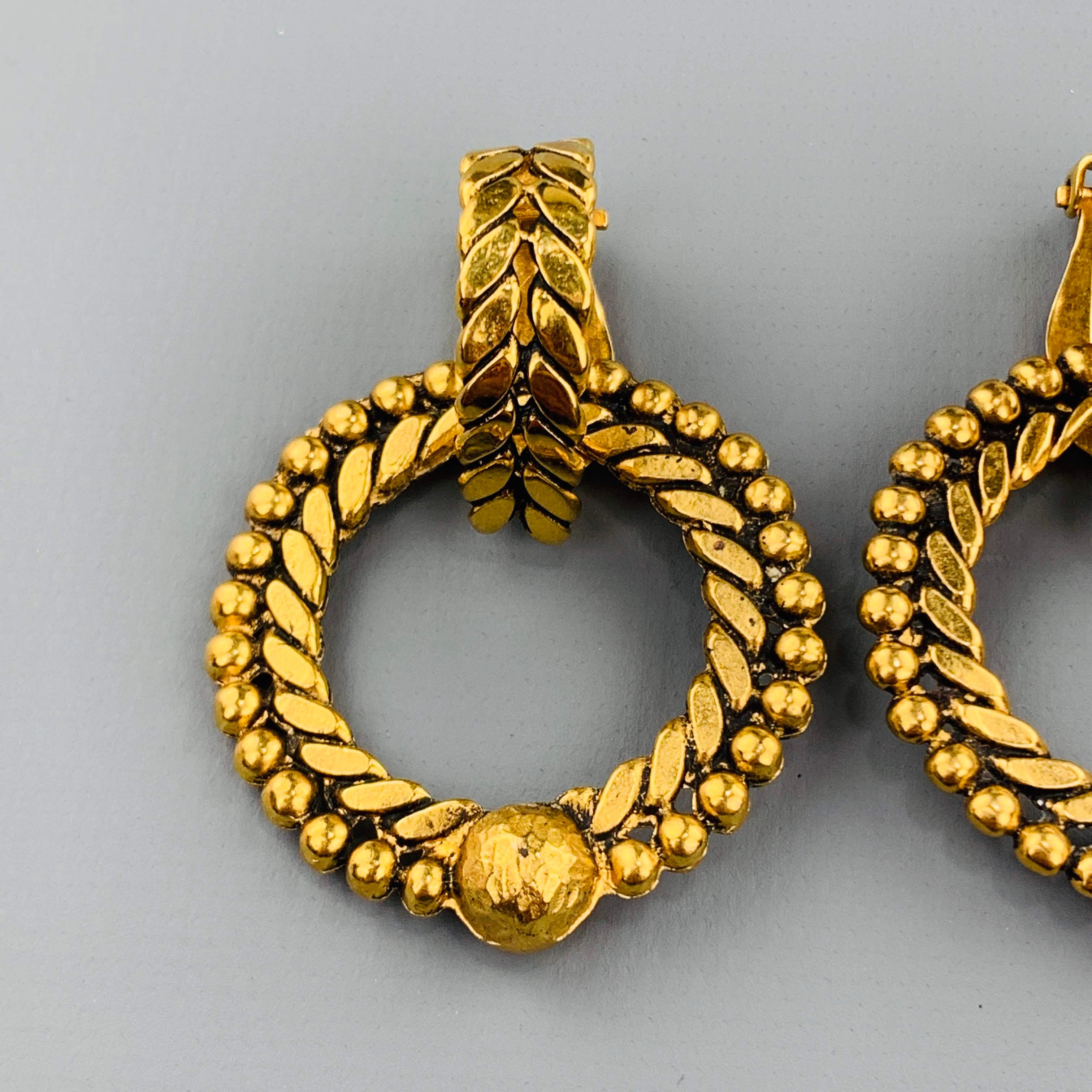 Vintage CHANEL clip on earrings come in antique effect yellow gold tone metal with a chain textured clip on half hoop and detachable textured drop hoops.
 
Excellent Pre-Owned Condition.
Marked: 2251
 
Clip On: 2.75 x 0.75 cm.
Hoop: 3.75 cm.