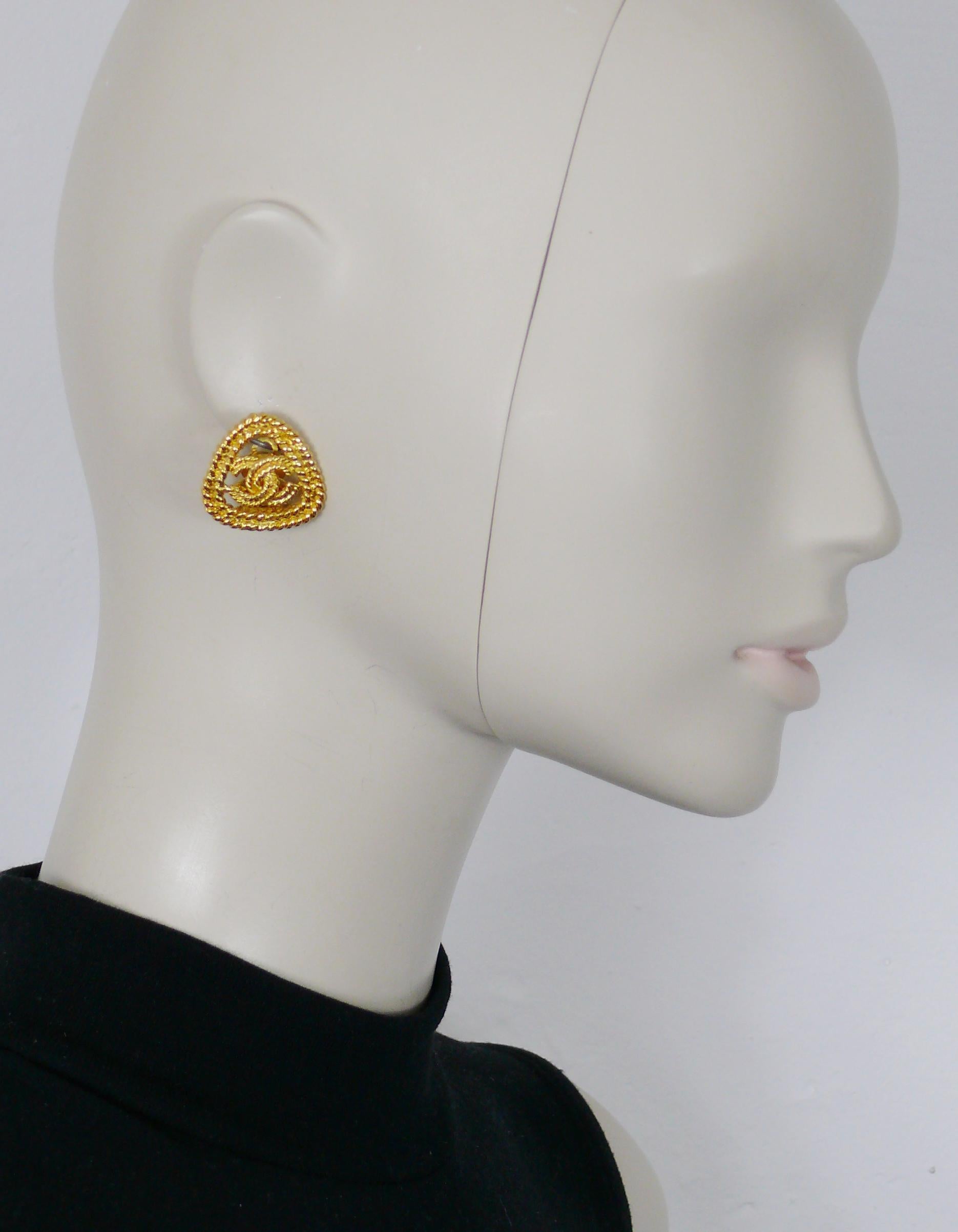 CHANEL vintage gold toned braided design clip-on earrings featuring a CC logo at the center.

Collection 28 (collection year : 1993).

Embossed CHANEL 28 Made in France.

Indicative measurements : max. height approx. 2.6 cm (1.02 inches) / max.
