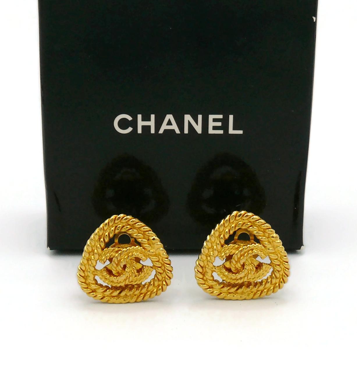 Chanel Vintage Gold Toned Braided CC Clip-On Earrings, 1993 In Good Condition For Sale In Nice, FR