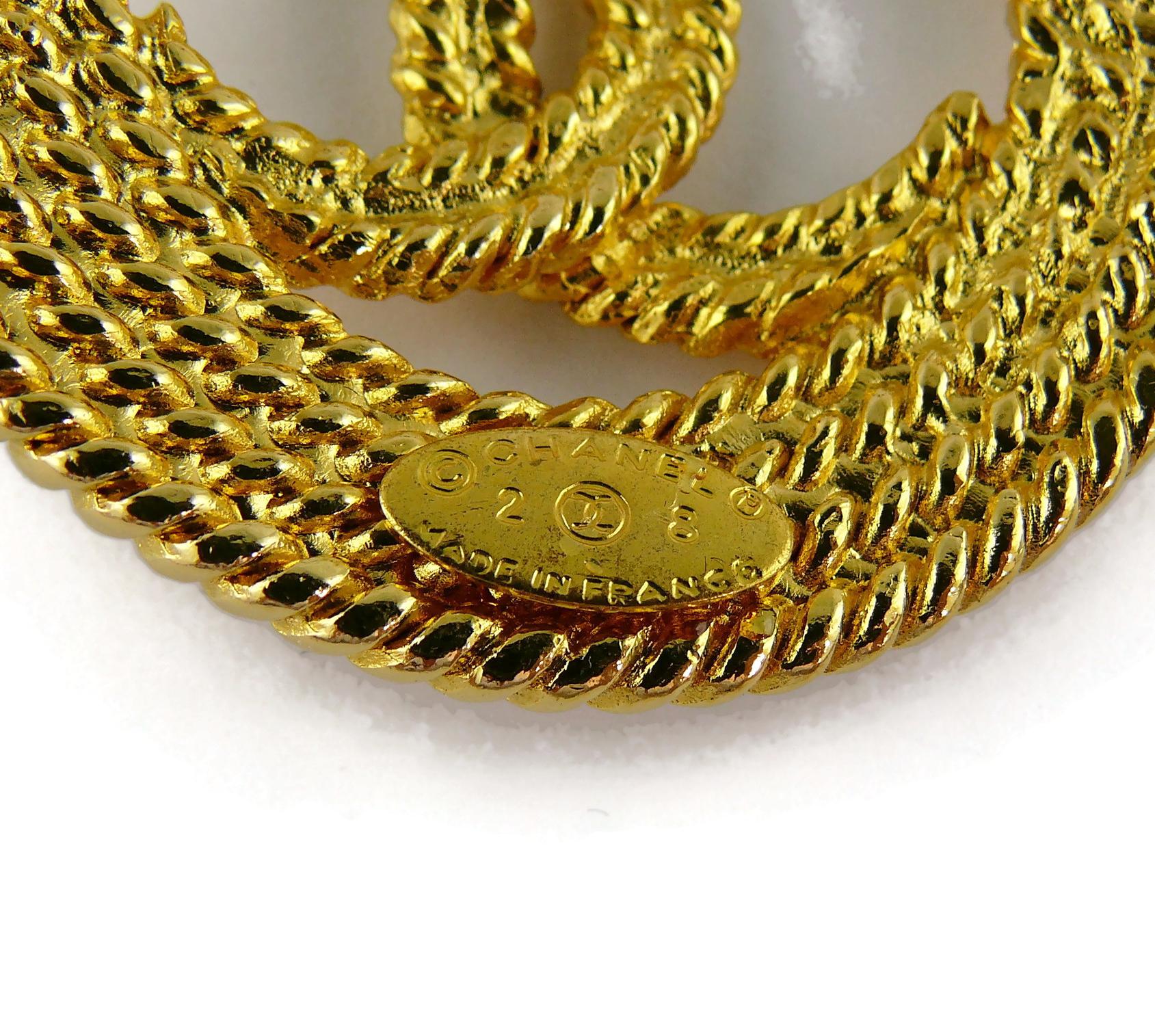 Chanel Vintage Gold Toned Braided Rope Design CC Logo Brooch en vente 6