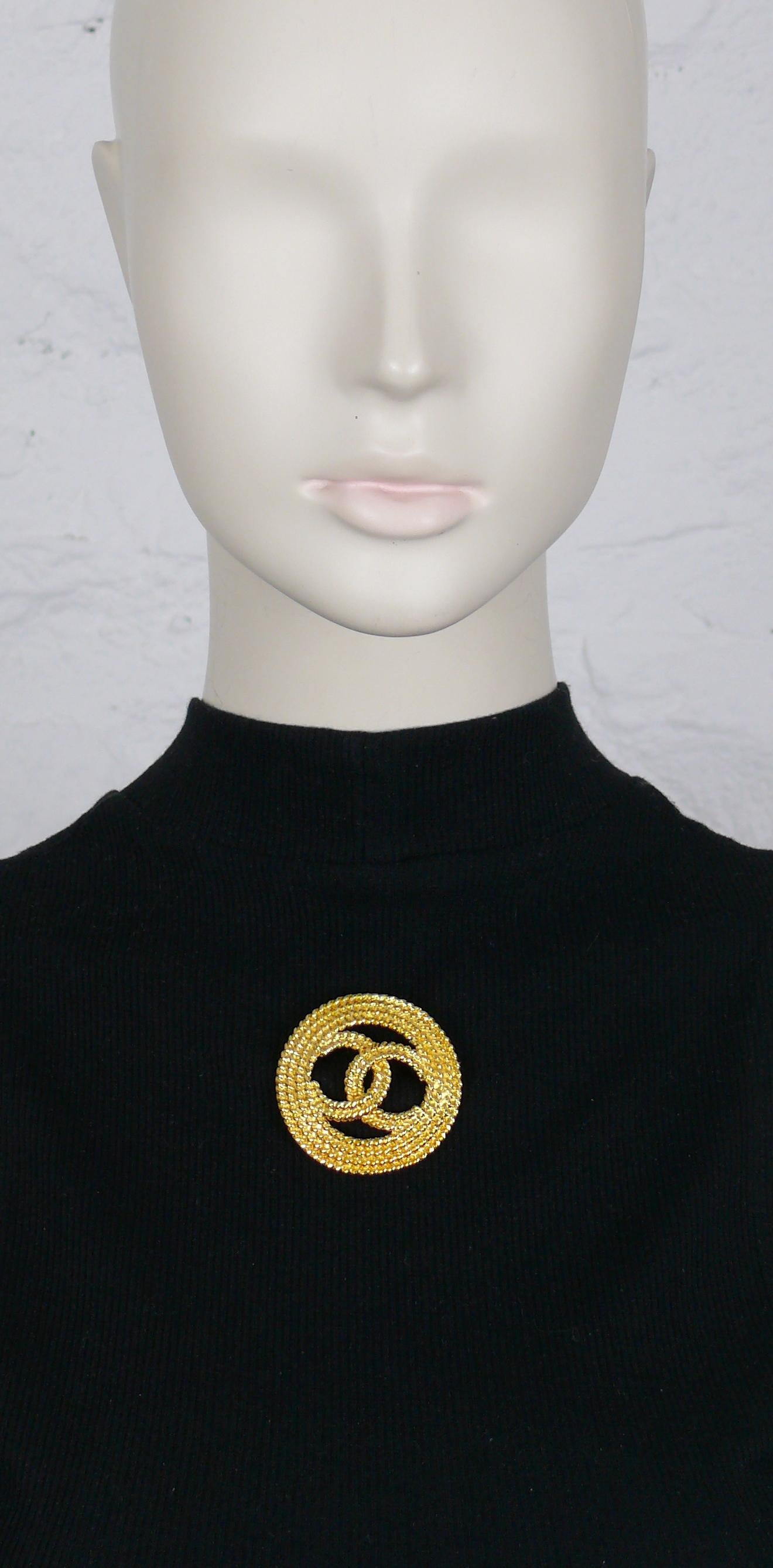 CHANEL vintage gold toned rope design brooch featuring CC logo at the center.

Collection N°28 (year : 1993).

Embossed CHANEL 2 8 Made in France.

Indicative measurements : diameter approx. 4.7 cm (1.85 inches).

Comes with the original box (used