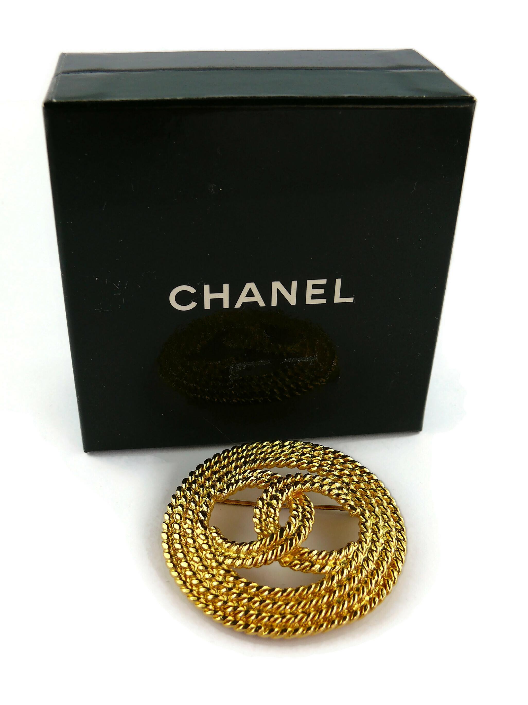 Chanel Vintage Gold Toned Braided Rope Design CC Logo Brooch Bon état - En vente à Nice, FR