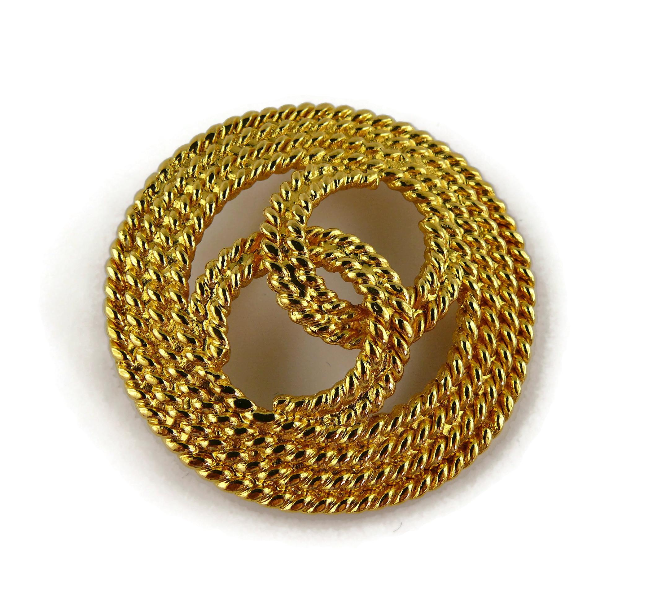 Chanel Vintage Gold Toned Braided Rope Design CC Logo Brooch en vente 1