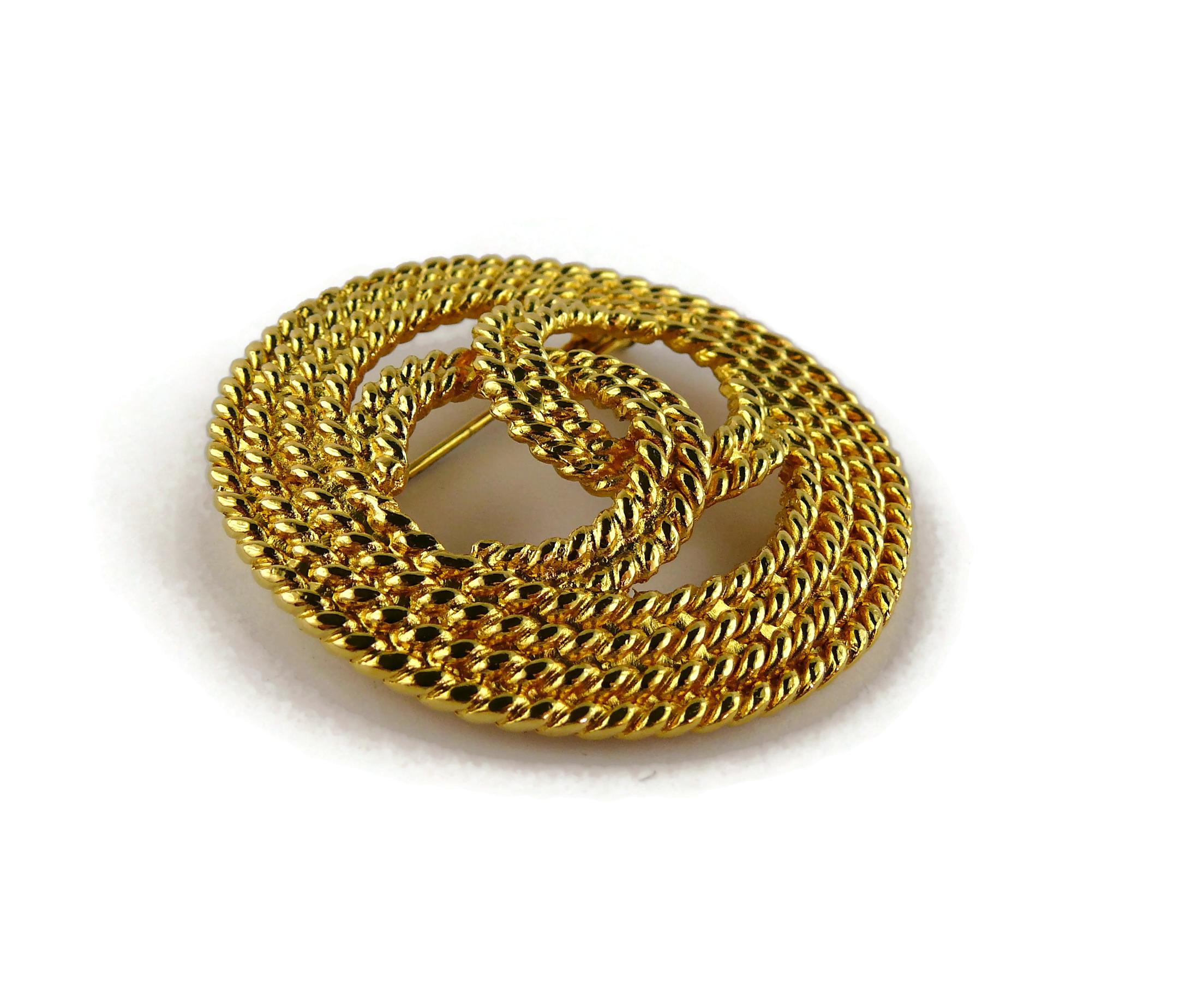 Chanel Vintage Gold Toned Braided Rope Design CC Logo Brooch en vente 3