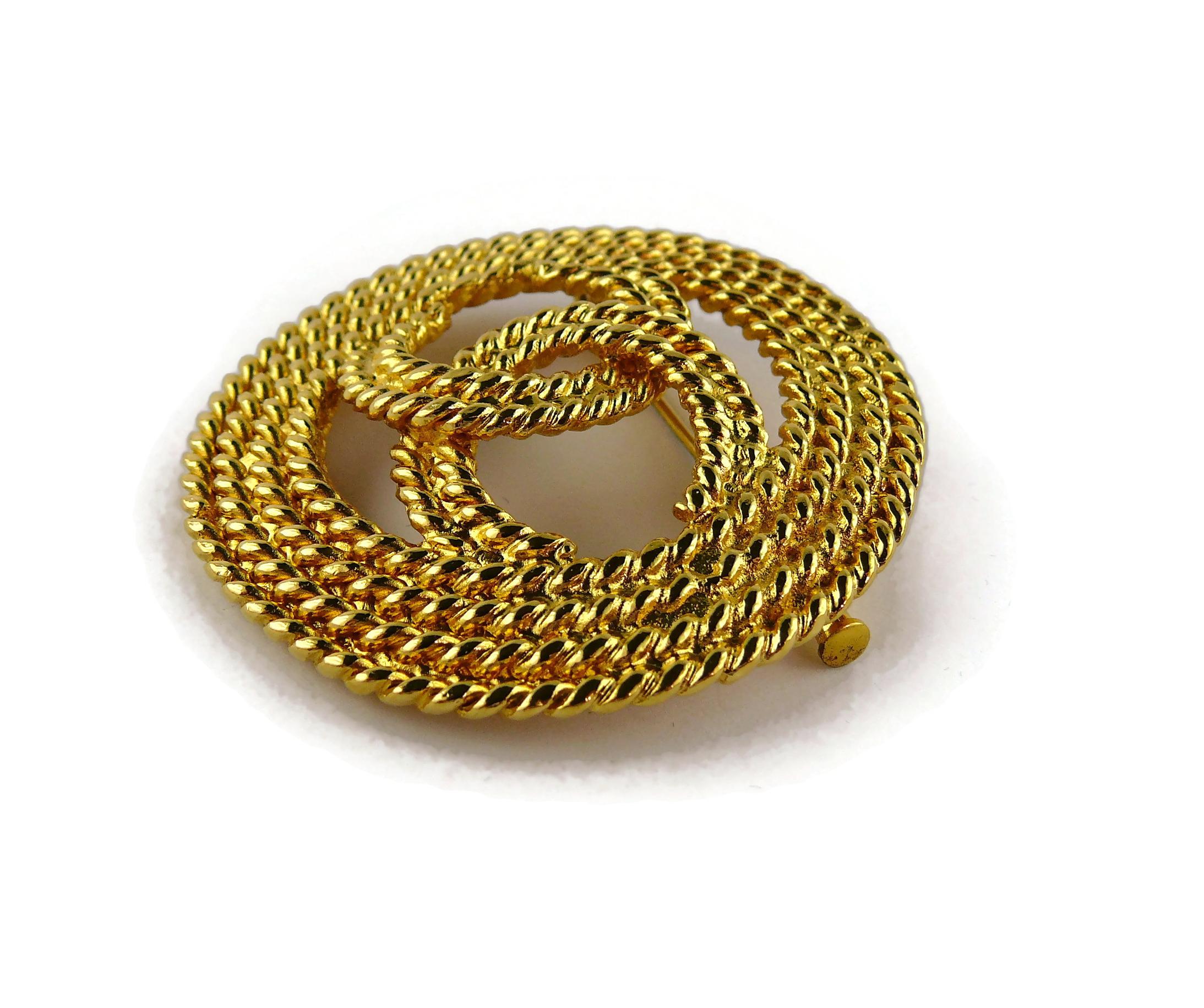 Chanel Vintage Gold Toned Braided Rope Design CC Logo Brooch en vente 4