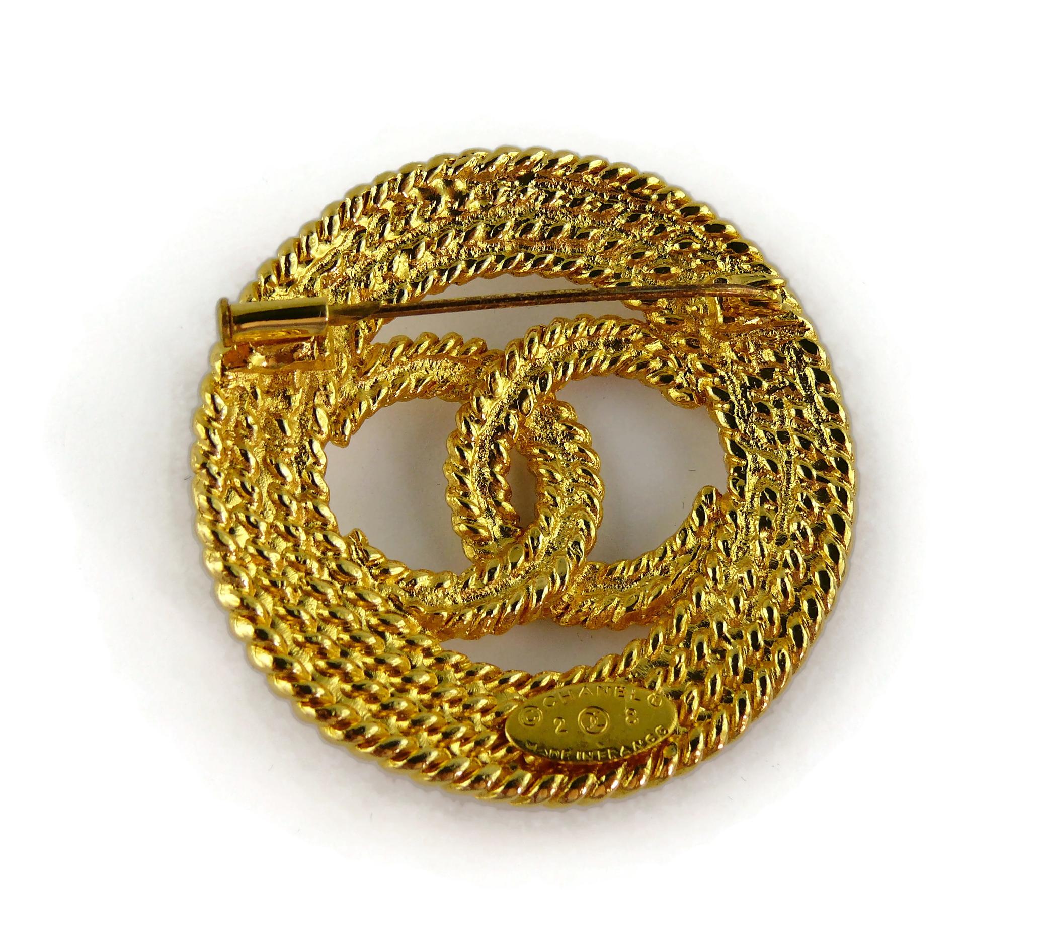 Chanel Vintage Gold Toned Braided Rope Design CC Logo Brooch For Sale 2