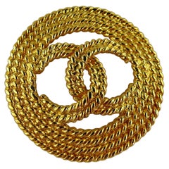 Broche Chanel Vintage con diseño de cuerda trenzada dorada y logotipo CC