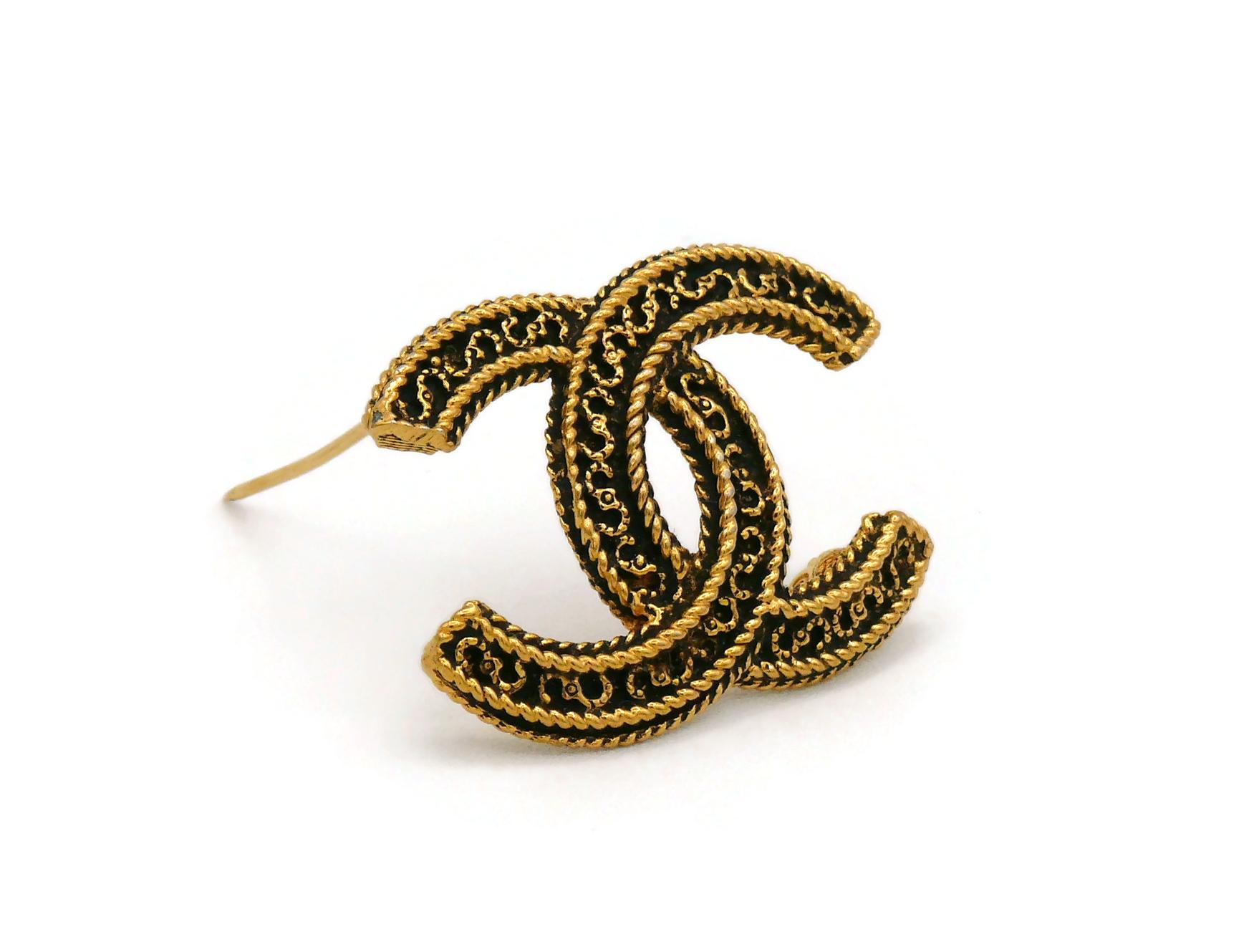Chanel Vintage Gold Toned CC Brooch In Good Condition In Nice, FR