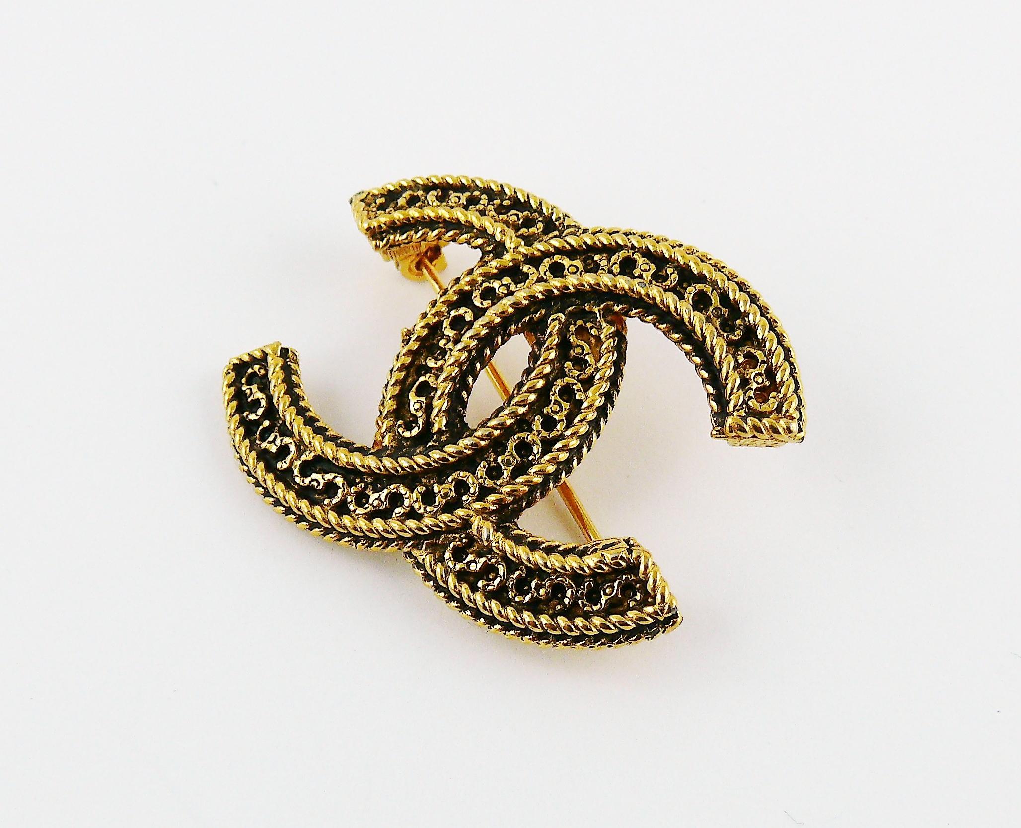Chanel Vintage Gold Toned CC Brooch In Good Condition In Nice, FR