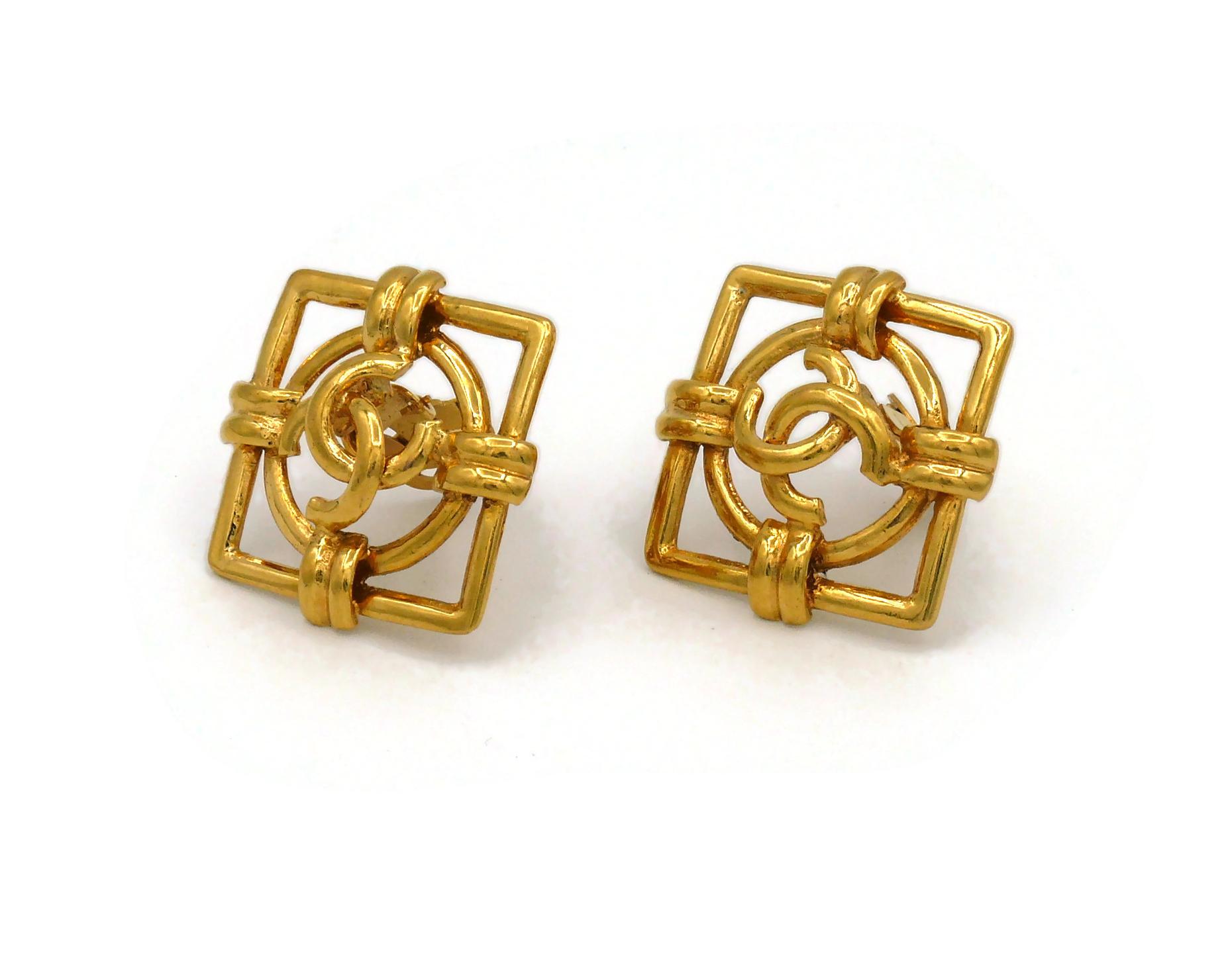Chanel Vintage Gold Toned CC Clip-On Earrings, 1994 In Excellent Condition For Sale In Nice, FR