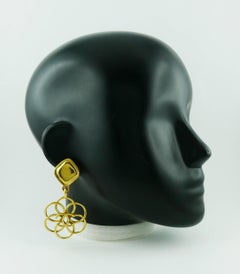 Chanel Vintage Gold getönte CC Blume baumelnde Ohrringe