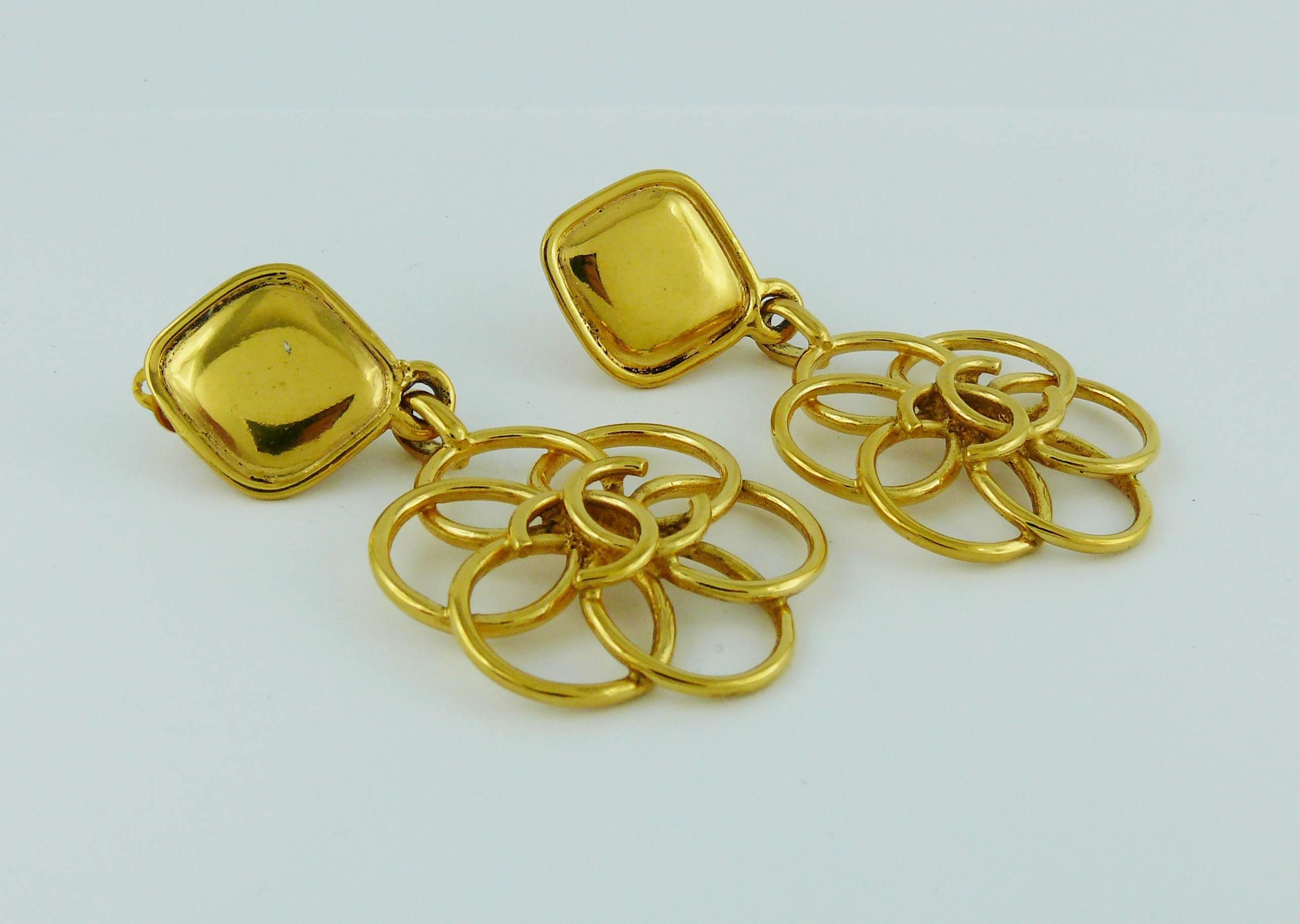Chanel Vintage Gold Toned CC Flower Dangling Earrings In Good Condition In Nice, FR