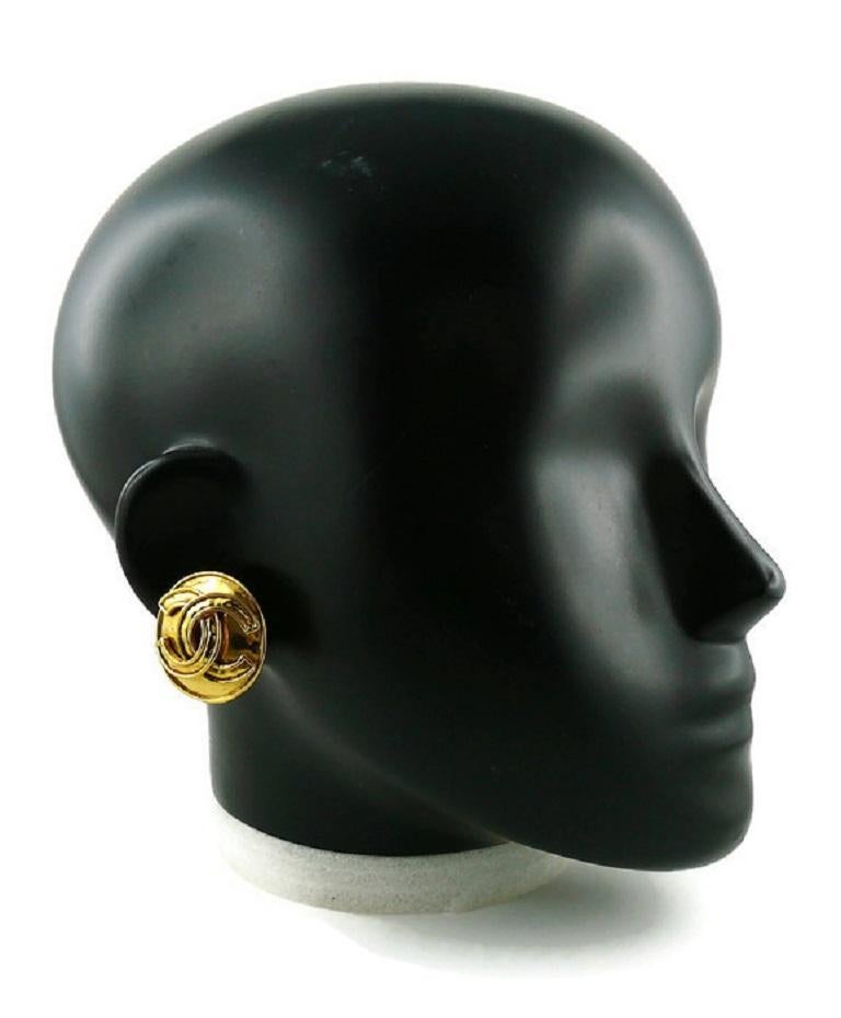 CHANEL vintage gold toned CC logo disc clip-on earrings.

From the Spring/Summer 1994 Collection.

Marked CHANEL 94 P Made in France.

Indicative measurements : diameter approx. 2.9 cm (1.14 inches).

JEWELRY CONDITION CHART
- New or never worn :