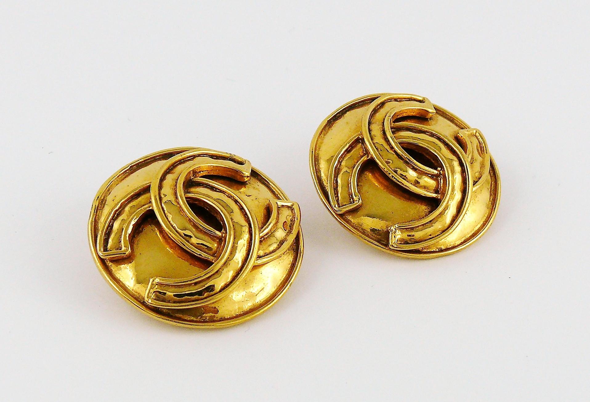 Chanel Vintage Gold Toned CC Logo Disc Clip On Earrings In Excellent Condition In Nice, FR