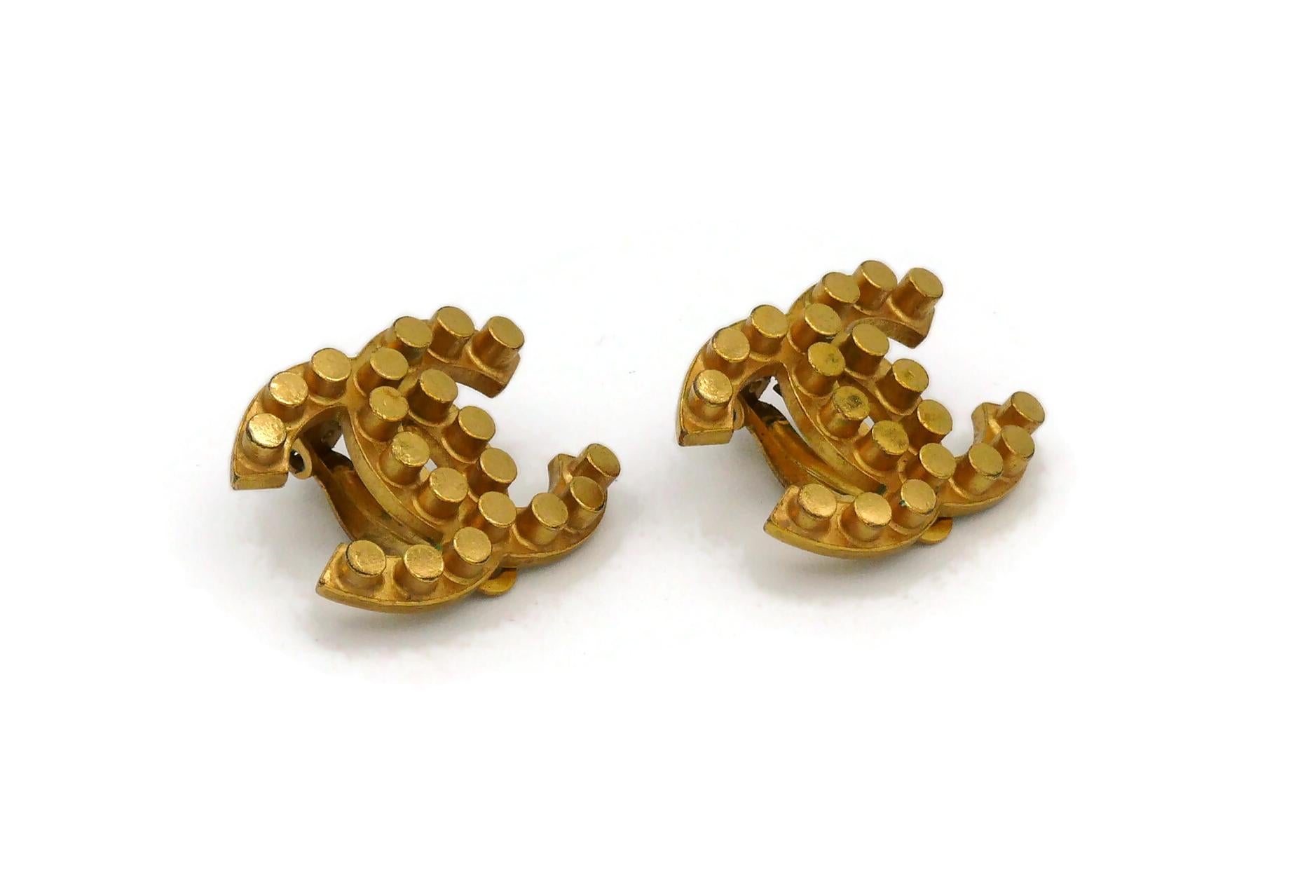 Chanel Vintage CC Logo Lego Clip On Earrings, Fall 2002 In Good Condition For Sale In Nice, FR