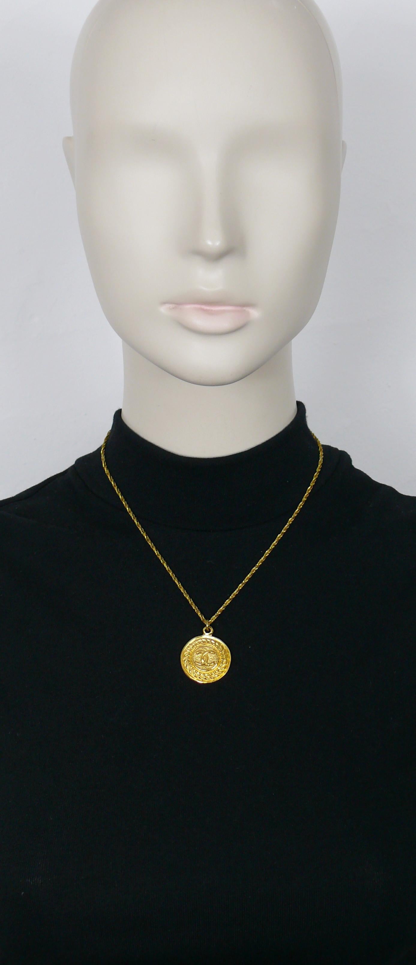 CHANEL vintage chain necklace featuring a CC logo medallion pendant.

Gold tone metal hardware.

Spring clasp closure.

Embossed CHANEL CC Made in France.

Indicative measurements : chain length approx. 43.5 cm (17.13 inches) / pendant diameter