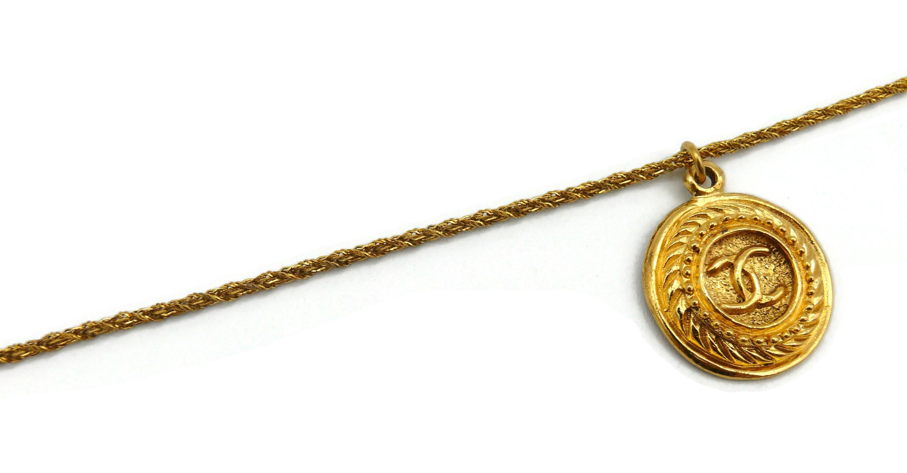 CHANEL Vintage CC Medaillon-Anhänger-Halskette im Angebot 2