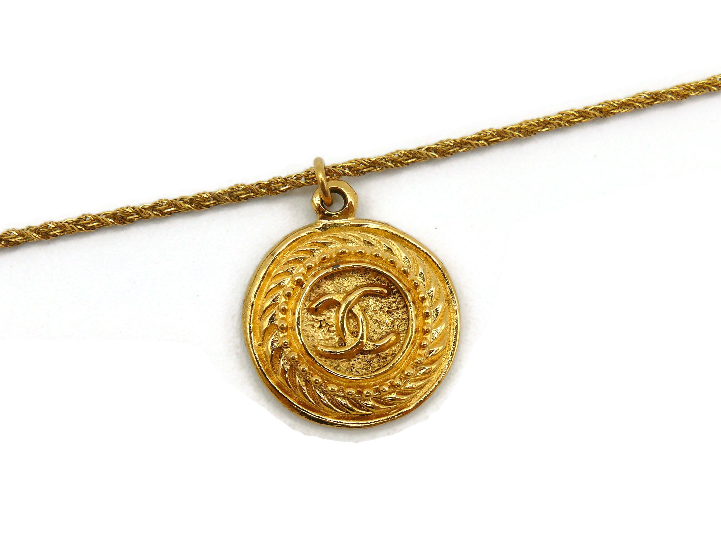 Women's CHANEL Vintage CC Medallion Pendant Necklace For Sale