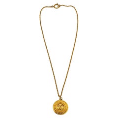 CHANEL Collier pendentif médaillon vintage avec médaillon CC