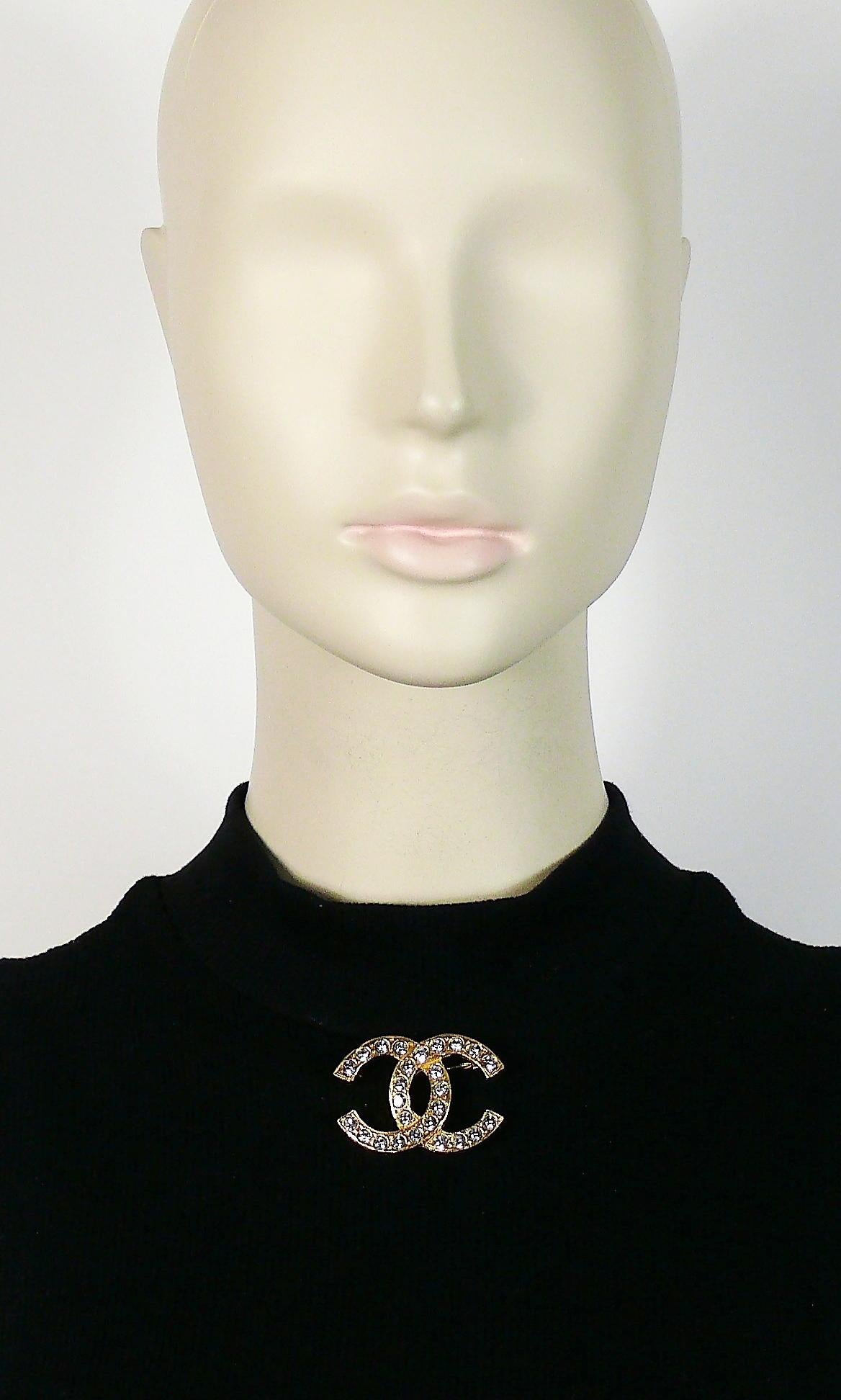 CHANEL vintage textured gold toned classic CC logo brooch embellished with clear crystals.

Embossed CHANEL Made in France.

Indicative measurements : approx. 4.2 cm (1.65 inches) x 3 cm (1.18 inches).

JEWELRY CONDITION CHART
- New or never worn :