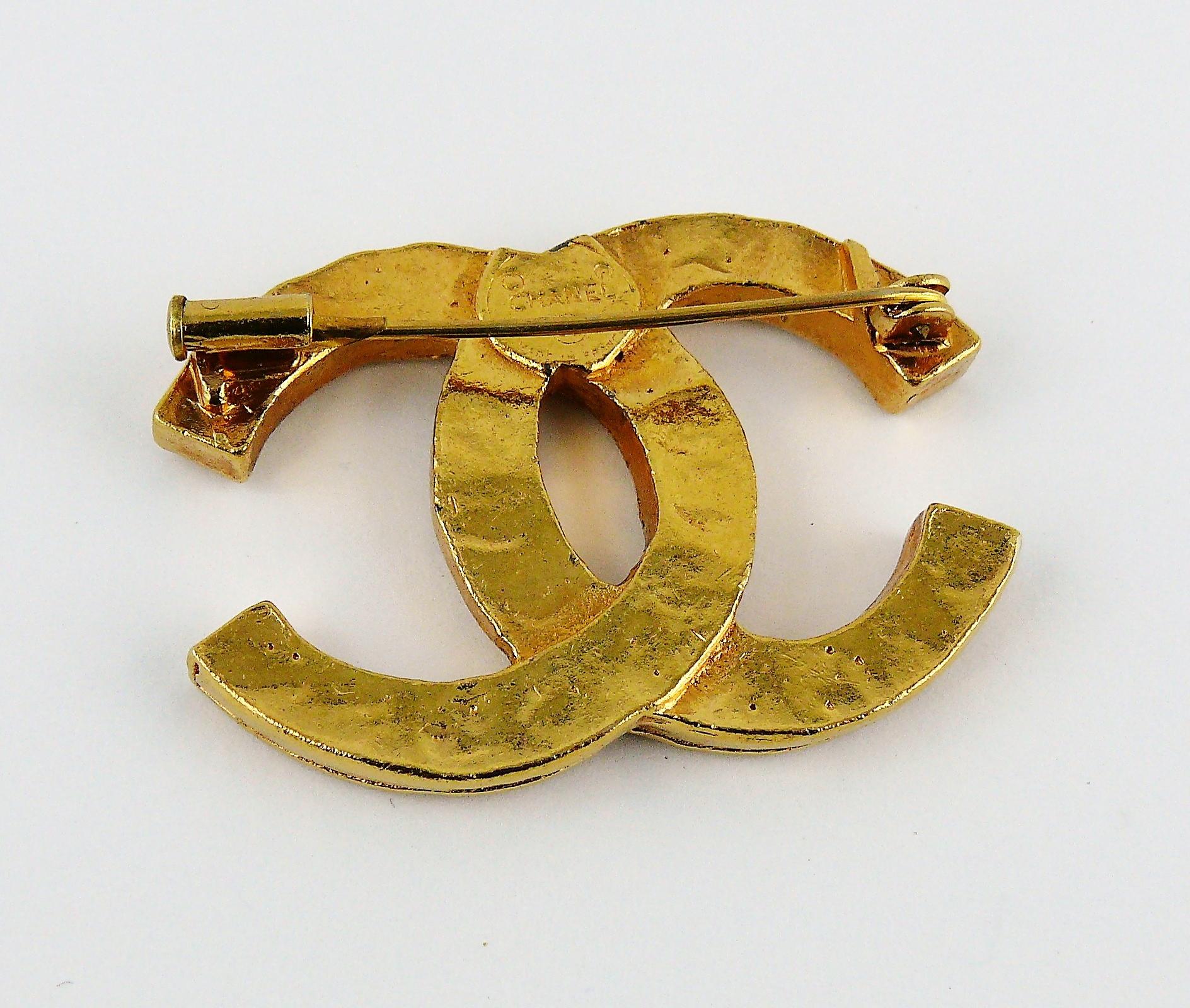 Chanel Vintage Gold Toned Crystal Classic CC Brooch In Excellent Condition In Nice, FR