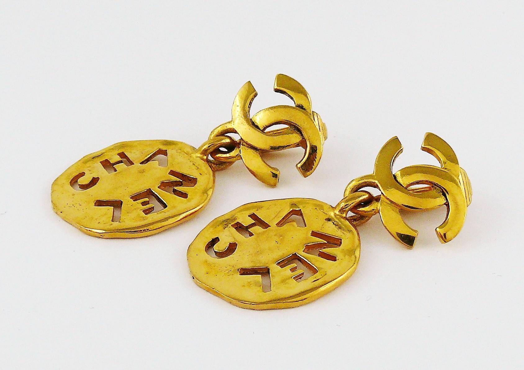 Chanel Vintage Gold Toned Cut Out Dangling Earrings In Excellent Condition In Nice, FR