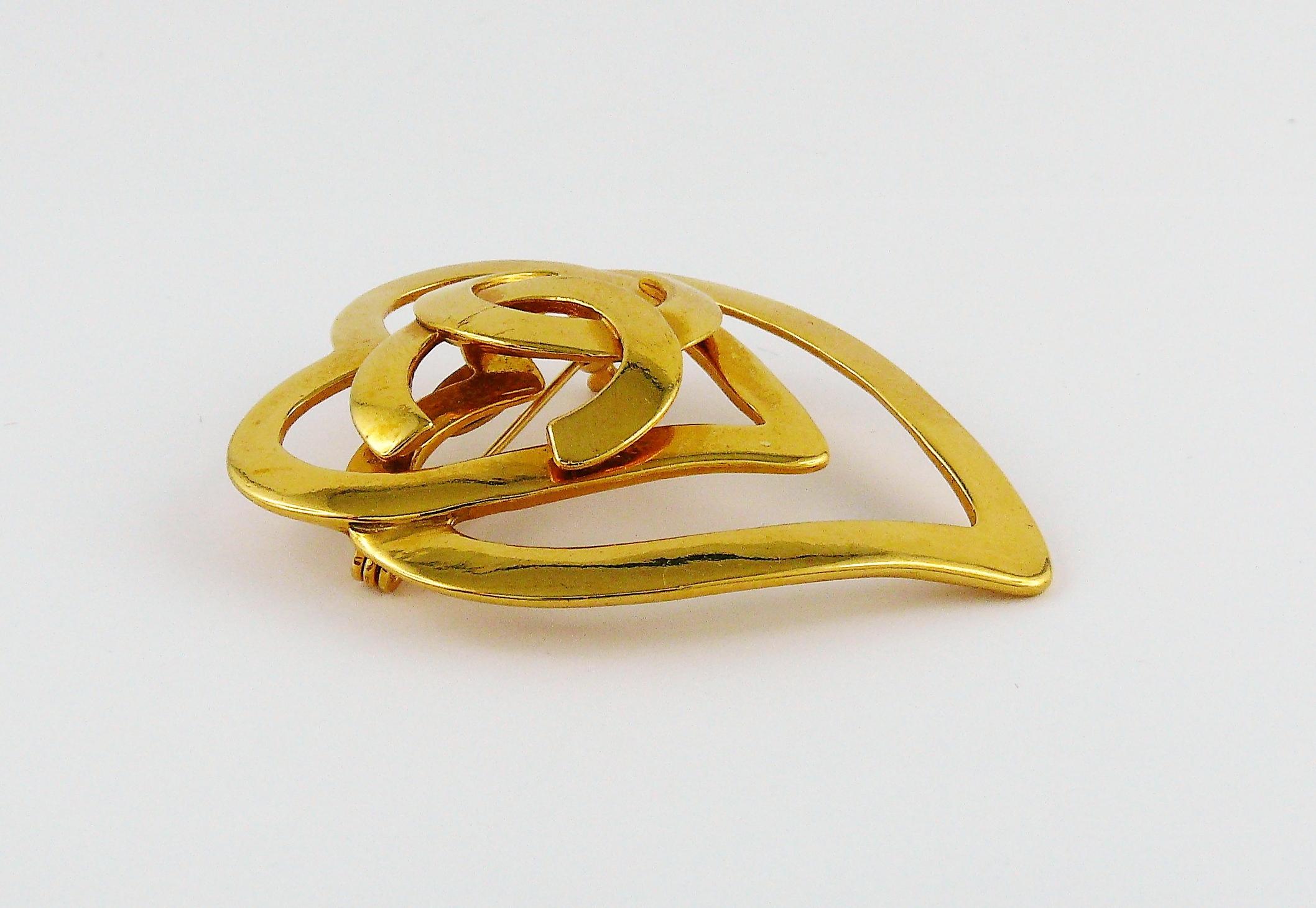 CHANEL vintage gold toned brooch featuring a double heart with a large CC logo.

Spring/Summer 1995 Collection.

Embossed CHANEL 95 P Made in France.

Indicative measurements : max. height approx. 5.5 cm (2.17 inches) / max. width approx. 4.6 cm