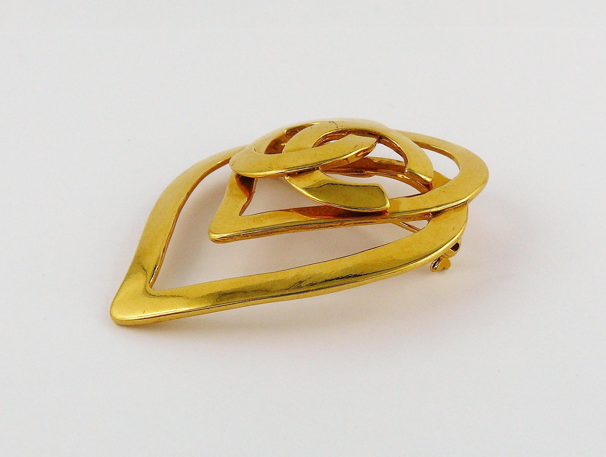 Chanel Vintage Gold Toned Double Heart CC Brooch In Good Condition In Nice, FR