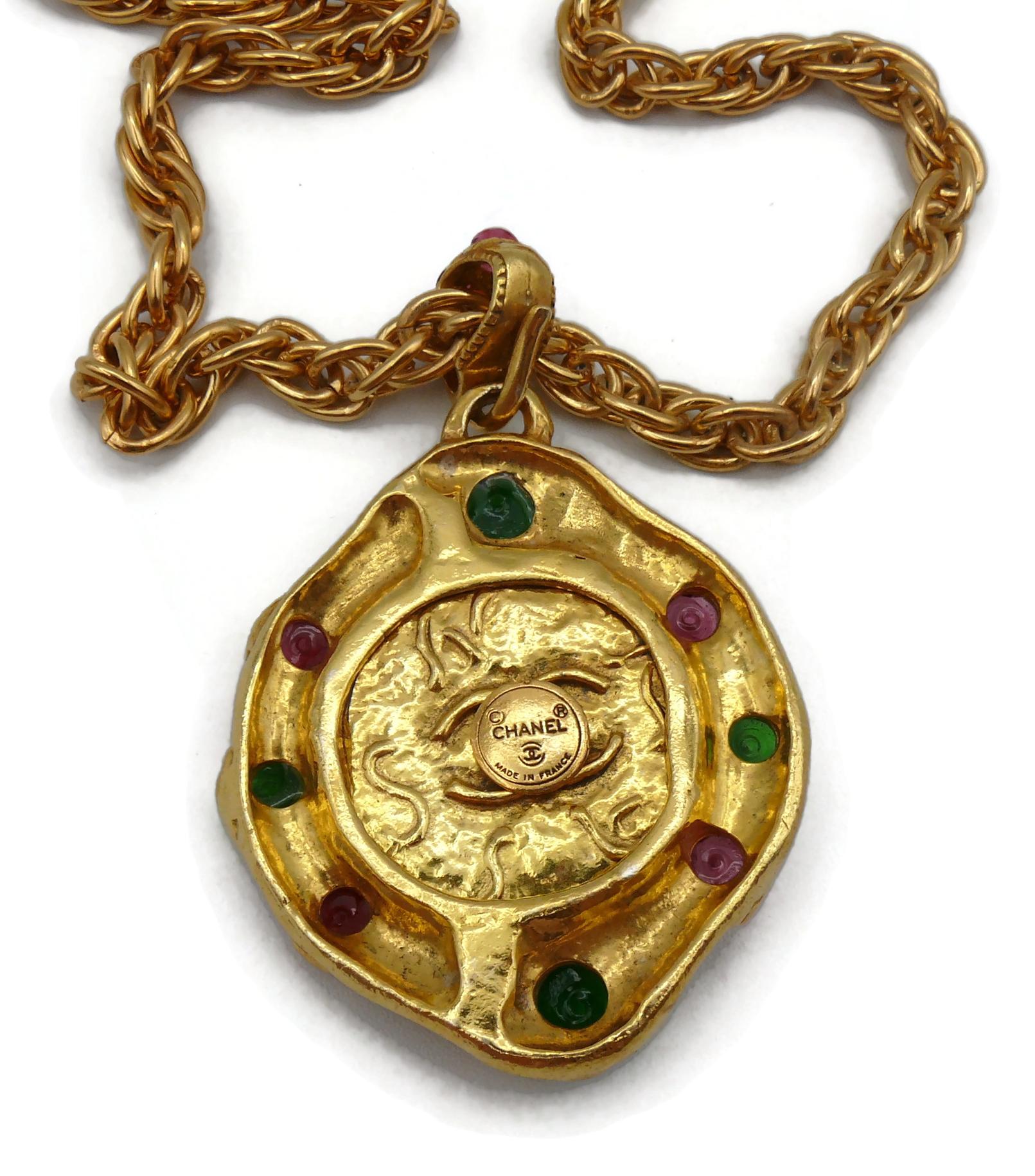 CHANEL Collier pendentif vintage Gripoix avec médaillon CC et pièce de monnaie en or ton sur ton en vente 11