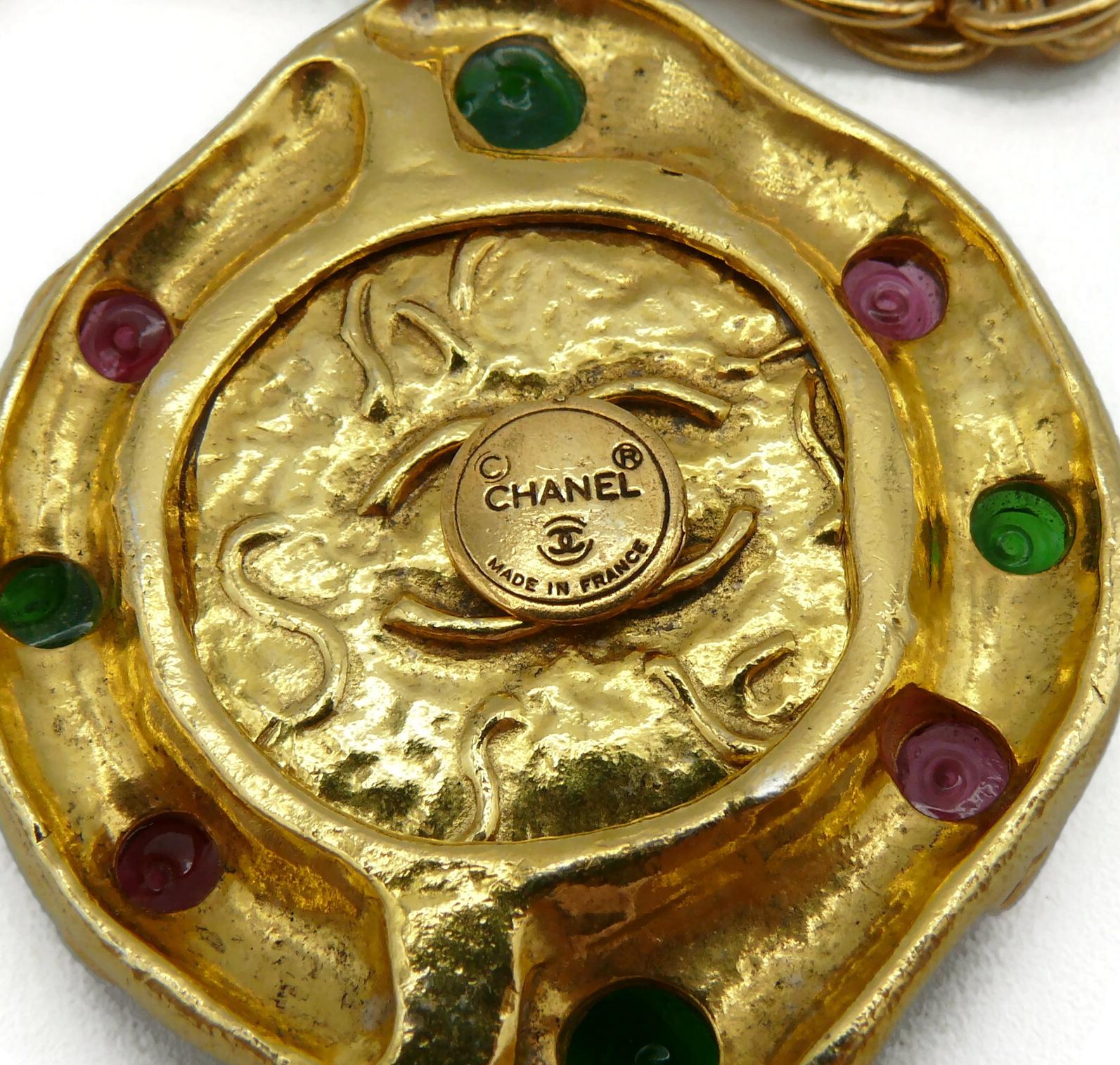 CHANEL Collier pendentif vintage Gripoix avec médaillon CC et pièce de monnaie en or ton sur ton en vente 12