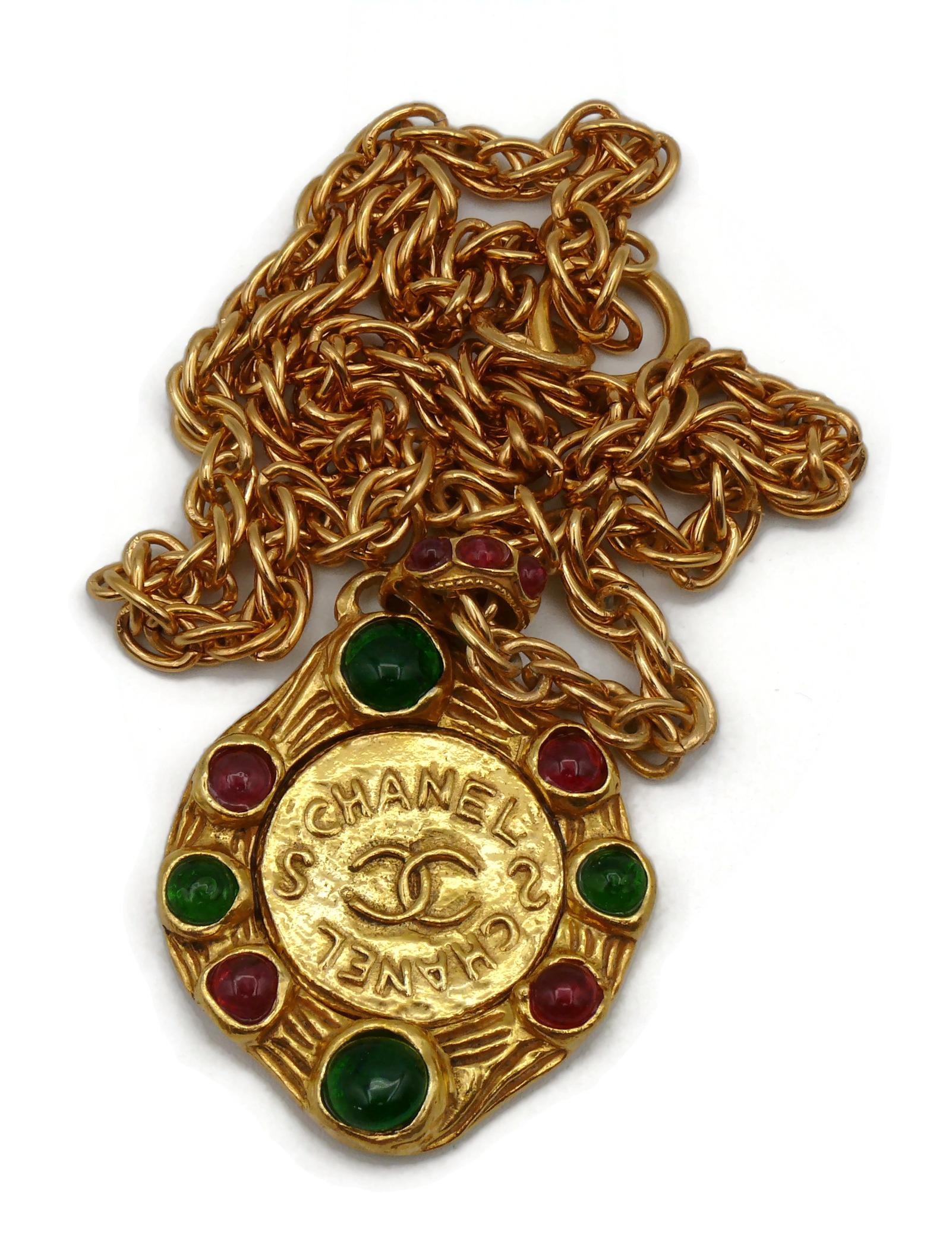 CHANEL Collier pendentif vintage Gripoix avec médaillon CC et pièce de monnaie en or ton sur ton Bon état - En vente à Nice, FR