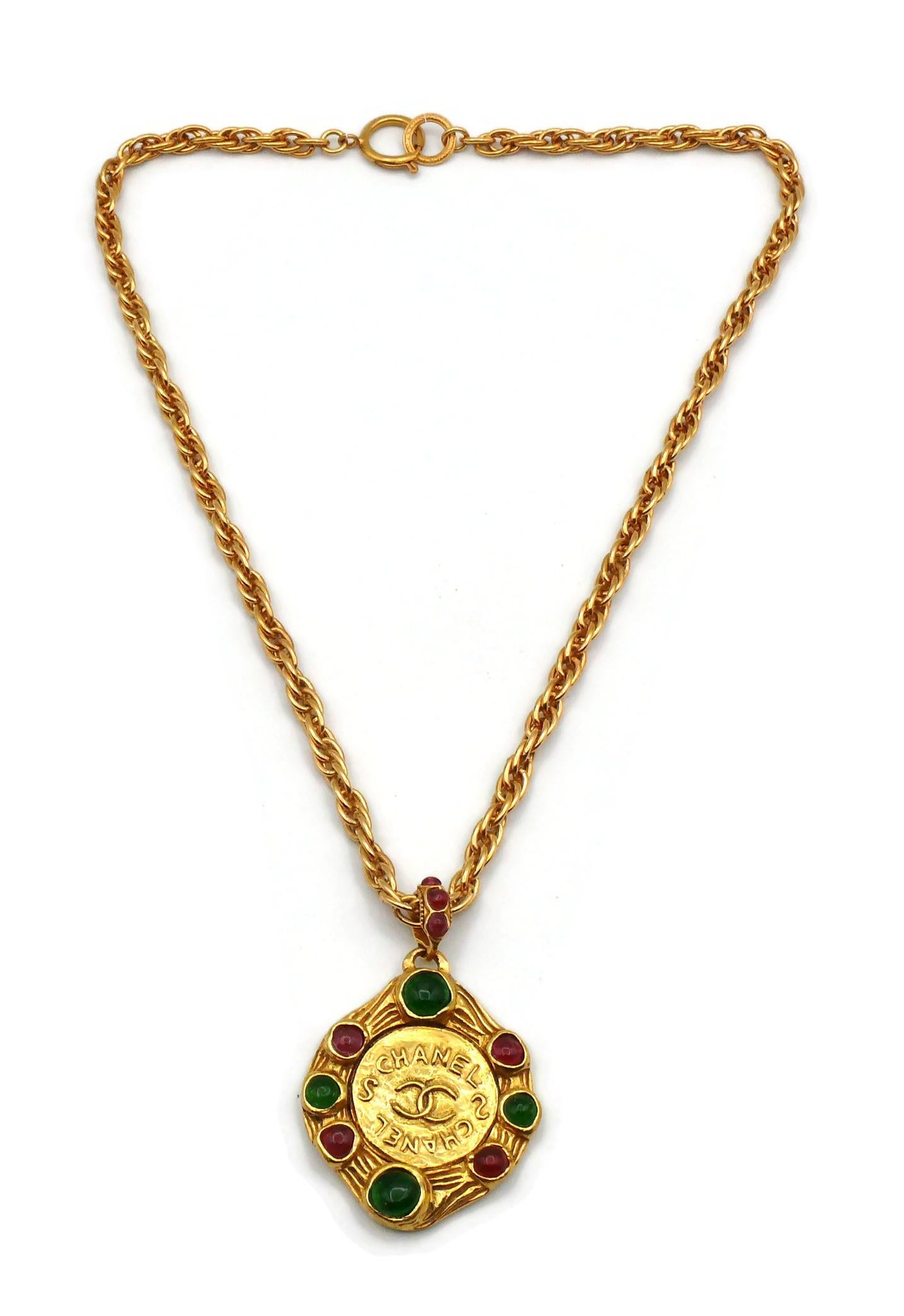 CHANEL Collier pendentif vintage Gripoix avec médaillon CC et pièce de monnaie en or ton sur ton Pour femmes en vente