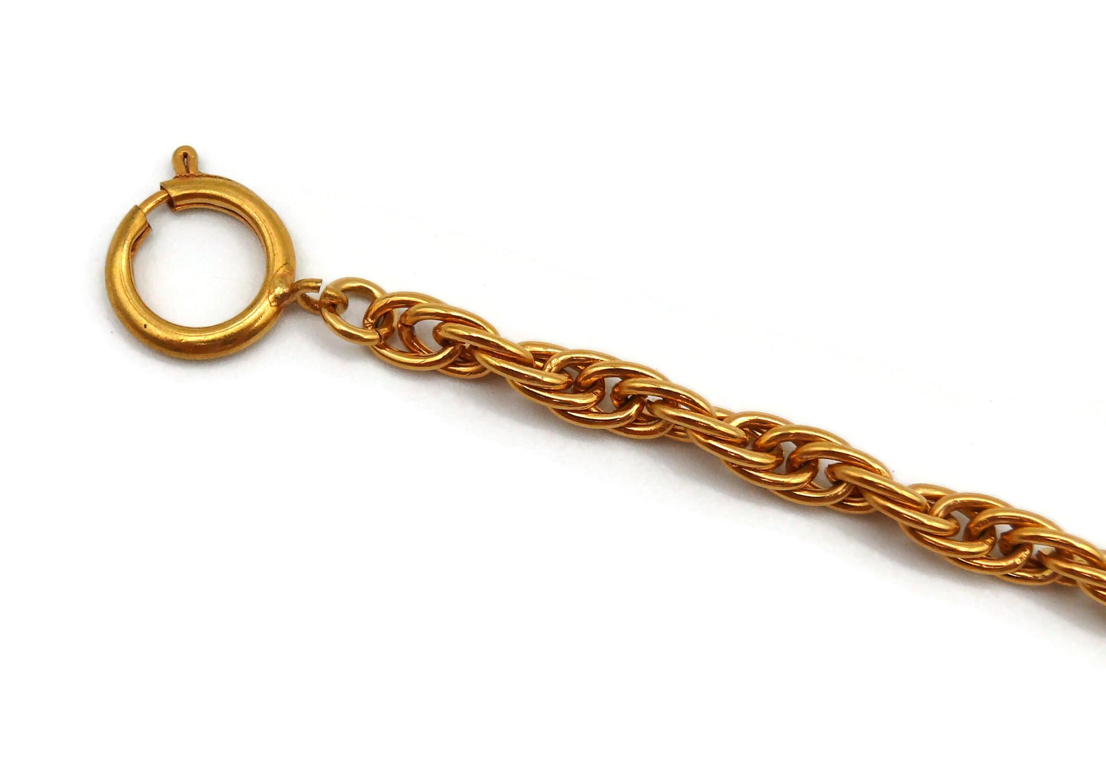 CHANEL Collier pendentif vintage Gripoix avec médaillon CC et pièce de monnaie en or ton sur ton en vente 1