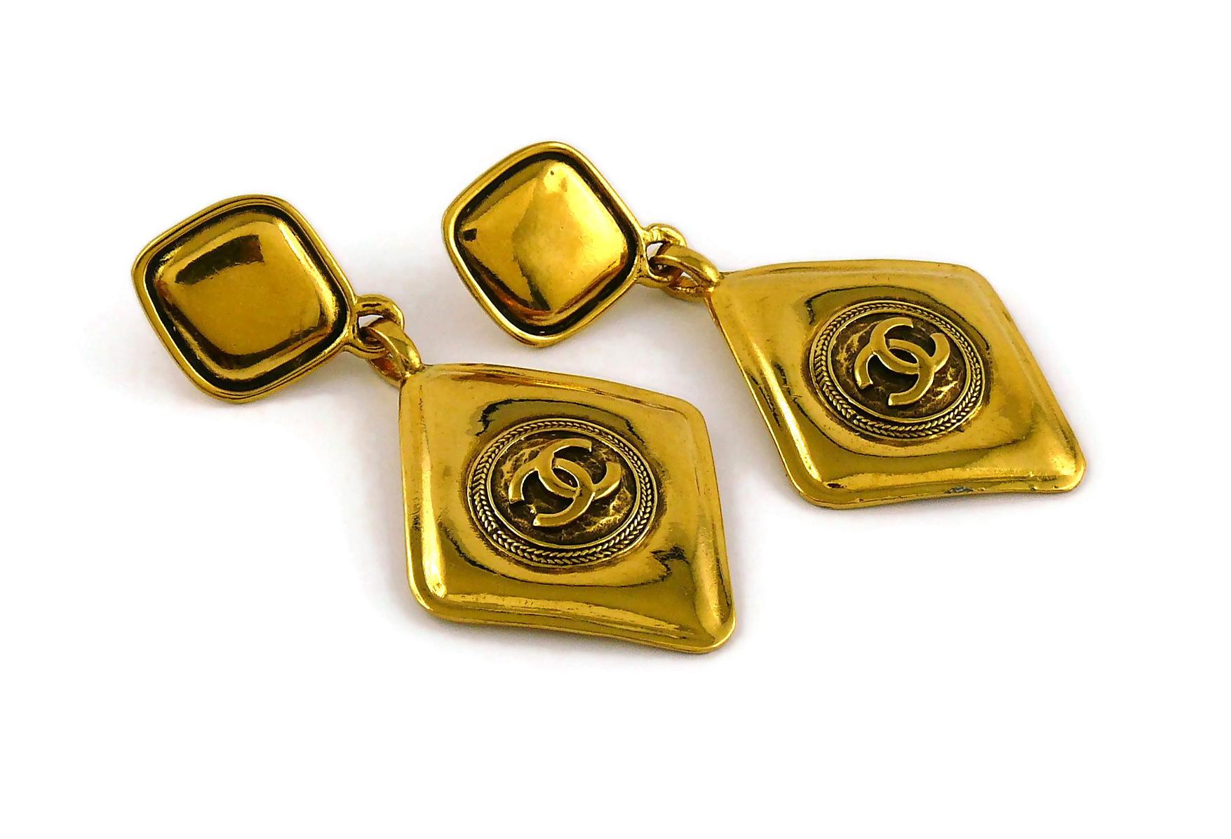 CHANEL Vintage Gold Toned Logo Diamond Shape Dangling Earrings In Good Condition In Nice, FR