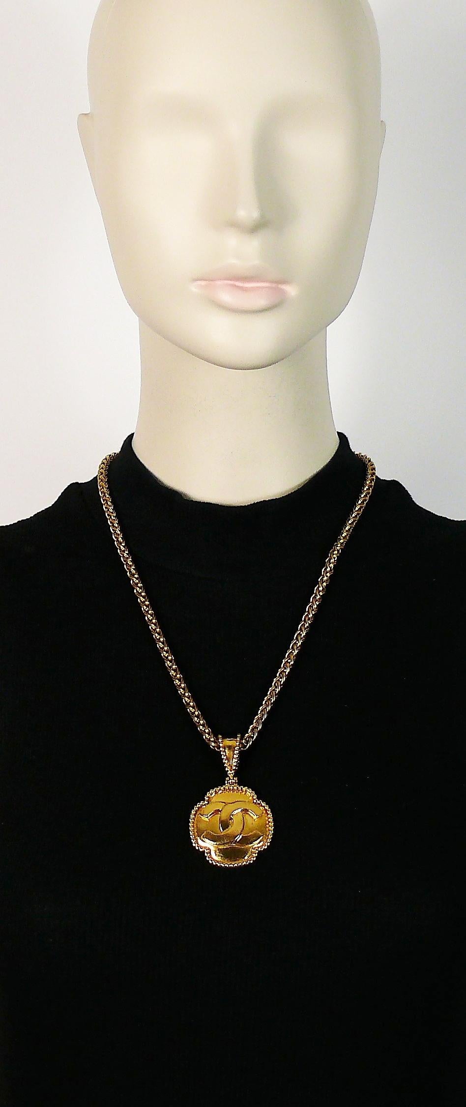 CHANEL vintage 1996 gold toned necklace featuring a CC logo pendant.

Gold toned wheat chain.
Hook clasp closure with CC logo details.

Autumn/Winter 1996 Collection.

Embossed CHANEL 96 A Made in France.

Indicative measurements : chain length