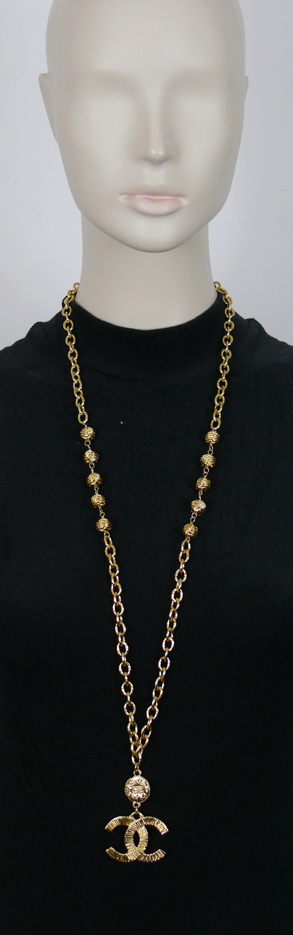 CHANEL vintage gold toned chain necklace featuring a ribbed textured CC logo pendant topped by a CHANEL coin.

Spring clasp closure.
IMPORTANT INFORMATION : The spring of the clasp is not perfectly functional - it needs to be pushed manually in