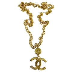 Chanel Vintage Gold getönte Logo-Anhänger-Halskette mit Logo-Anhänger
