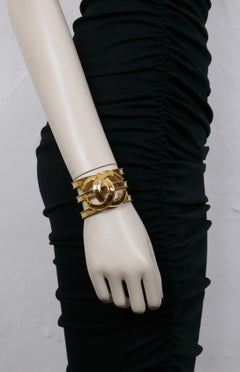 Chanel Vintage Goldfarben getöntes durchbrochenes CC-Logo-Manschettenarmband