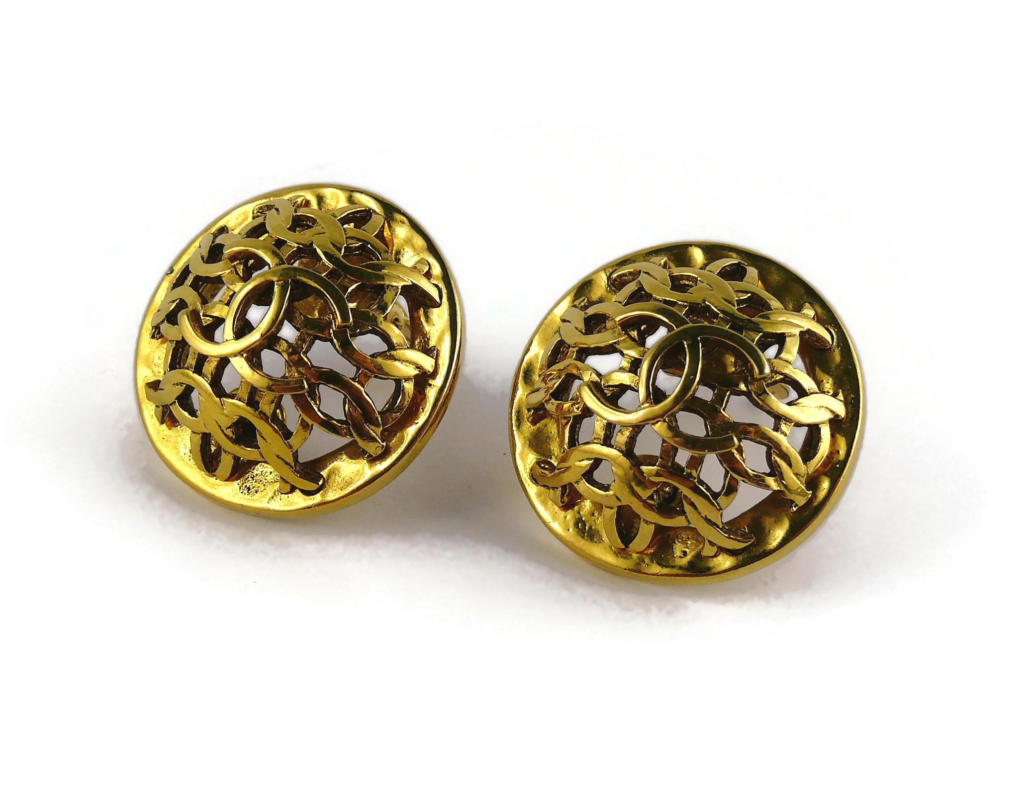 Chanel Vintage Gold Toned Openwork Domed CC Logo Clip-On Earrings In Good Condition For Sale In Nice, FR