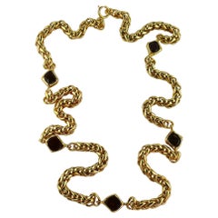 Collana Chanel Vintage con catena di palme dorate Gripoix con cabochon di vetro rosso