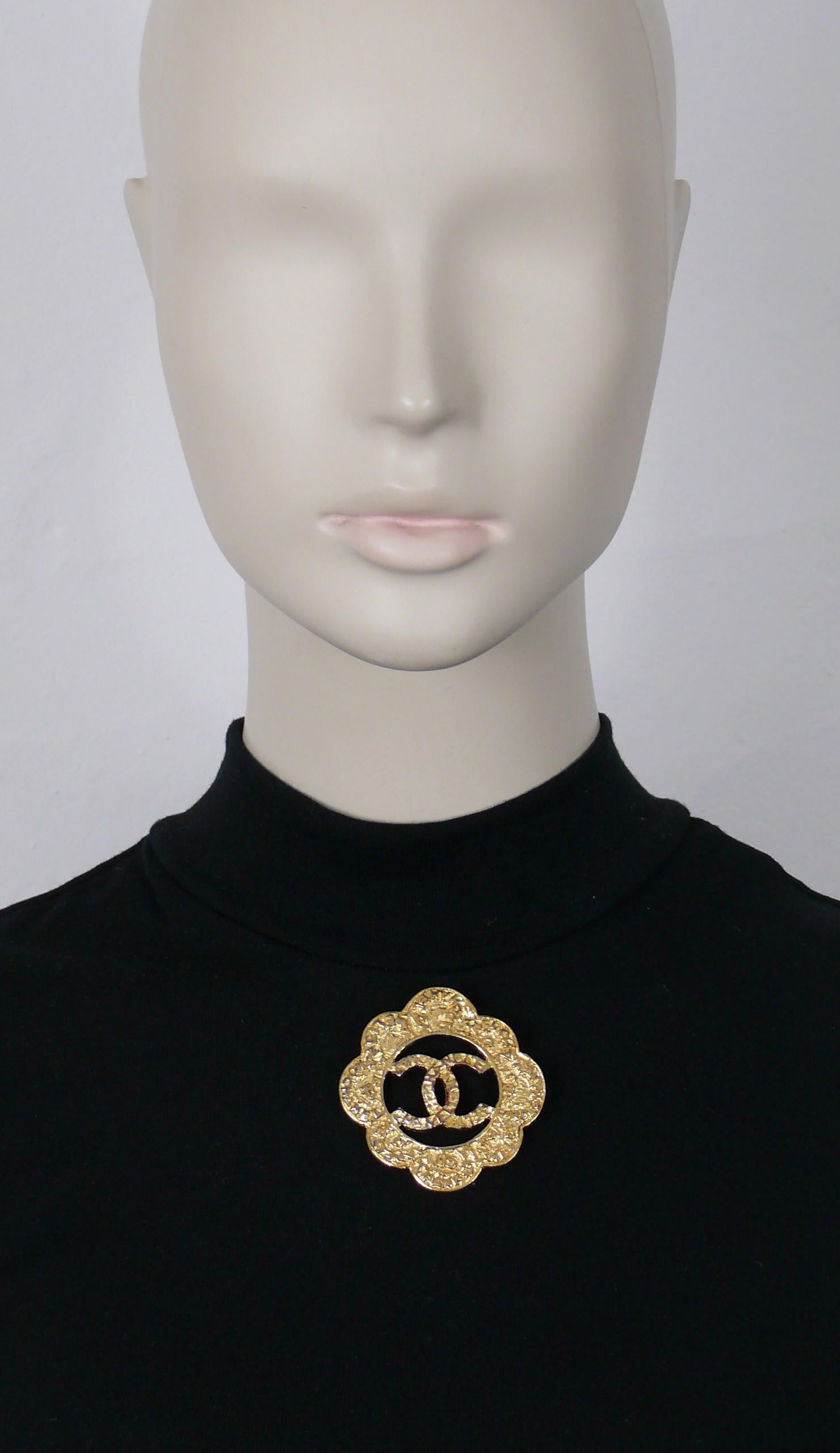 CHANEL vintage gold toned polylobe brooch embossed CHANEL all-over and featuring a CC logo at the center.

From the Fall/Winter 1995 Collection.

Embossed CHANEL 95A MADE IN FRANCE.

Indicative measurements : max. width approx. 5.3 cm (2.09 inches)