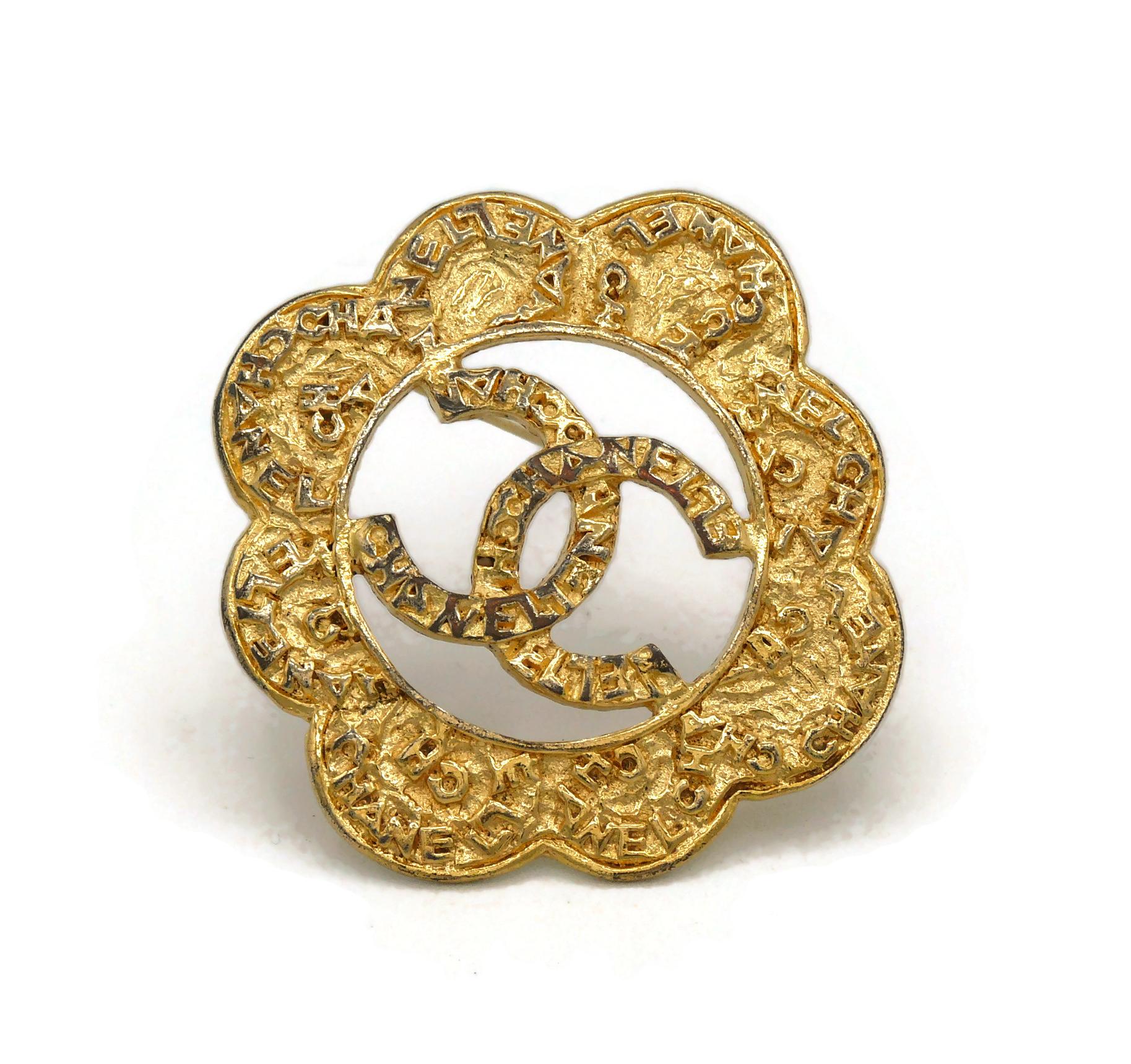 Chanel Vintage Gold Toned Polylobe CC Logo Brooch, Fall 1995 In Fair Condition For Sale In Nice, FR