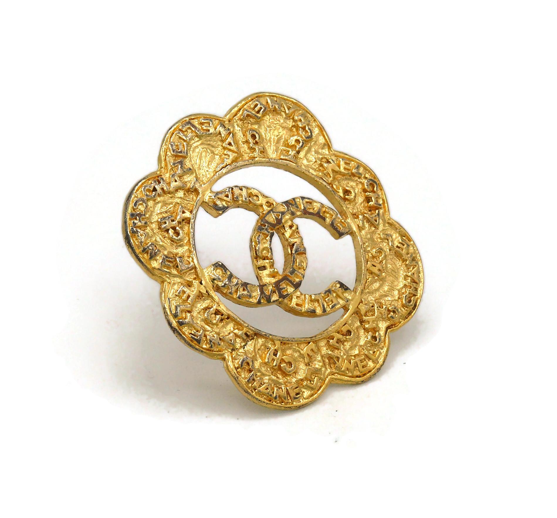 Women's Chanel Vintage Gold Toned Polylobe CC Logo Brooch, Fall 1995 For Sale